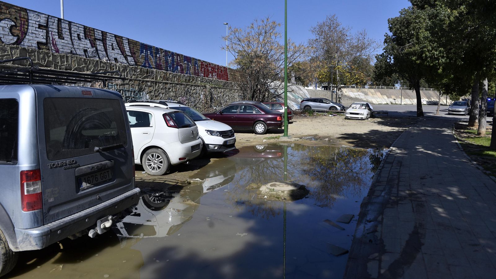 Zona de aparcamiento no controlado junto al muro de defensa.