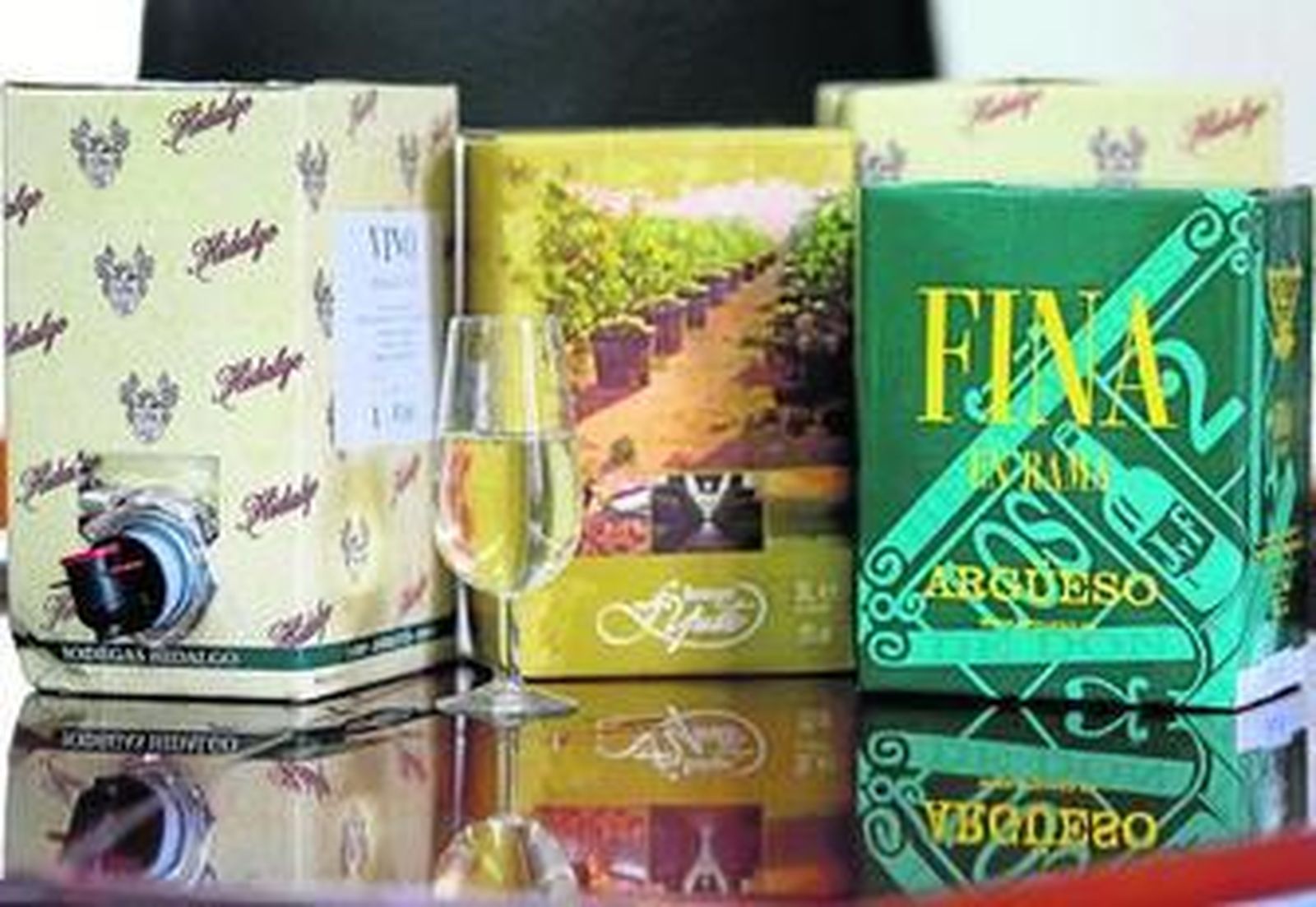 Productos 'bag in box ' de manzanilla de diversas casas de Sanlúcar. En la de la izquierda, asoma el grifo.