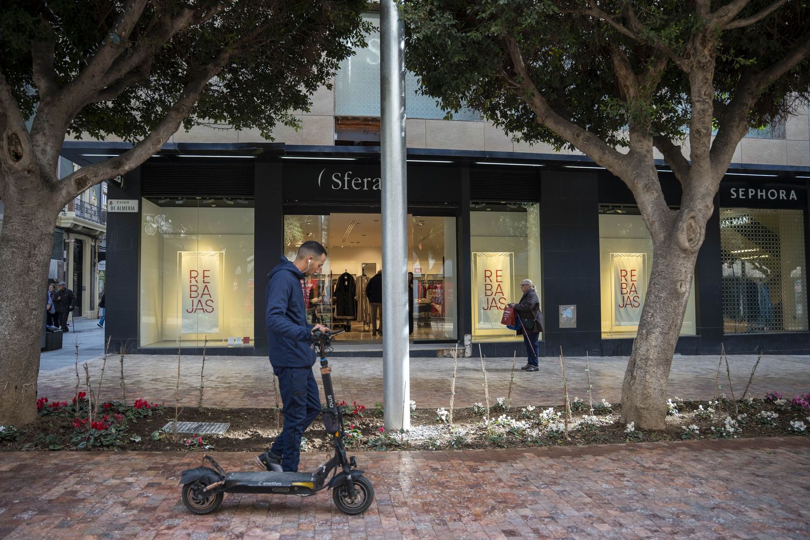 El comienzo de la campaña de rebajas en Almería, en imágenes