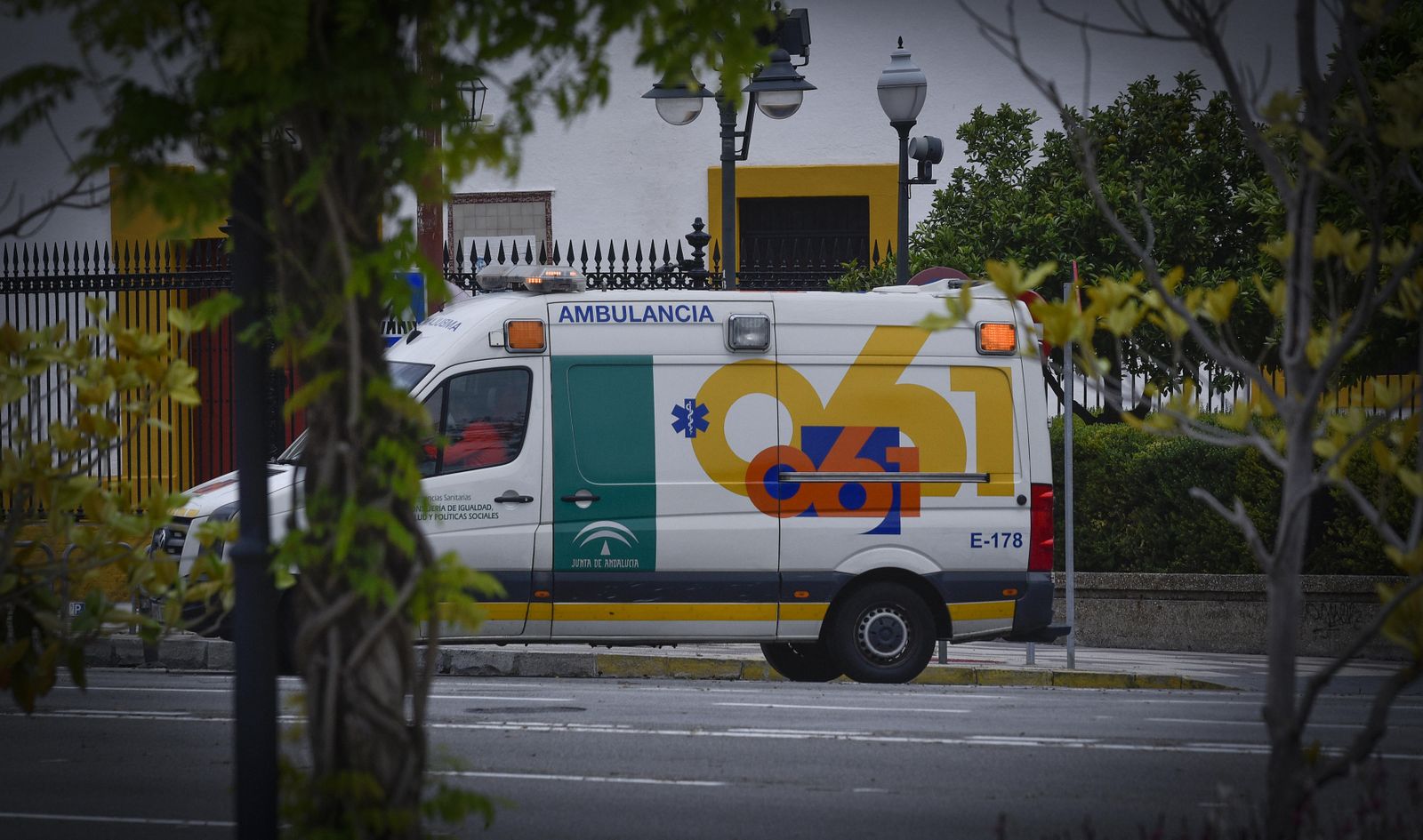 Una ambulancia del 061 en Sevilla.