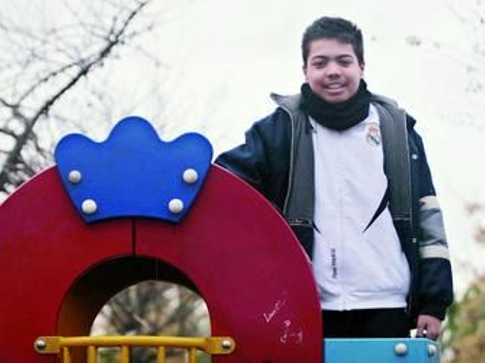 Juan Manuel González Hernández, en un parque junto al piso en el que vive.
