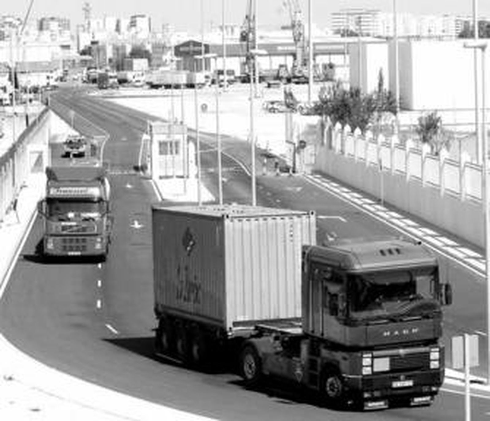 Varios camiones salen de la Zona Franca a través del nuevo acceso.