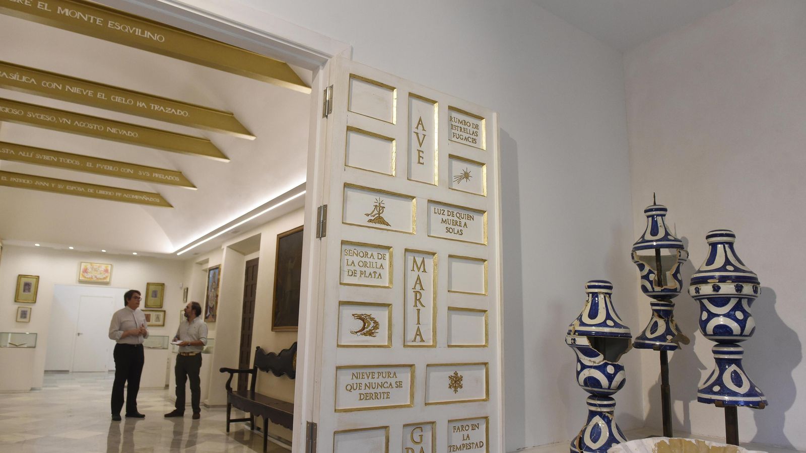 La puerta decorada que da acceso a la sala capitular.