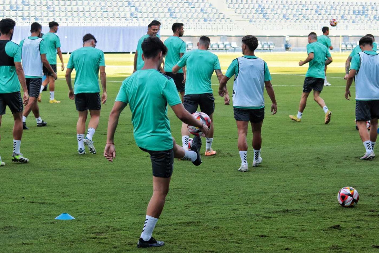 La sesión del Málaga CF antes de partir hacia Castellón, en imágenes