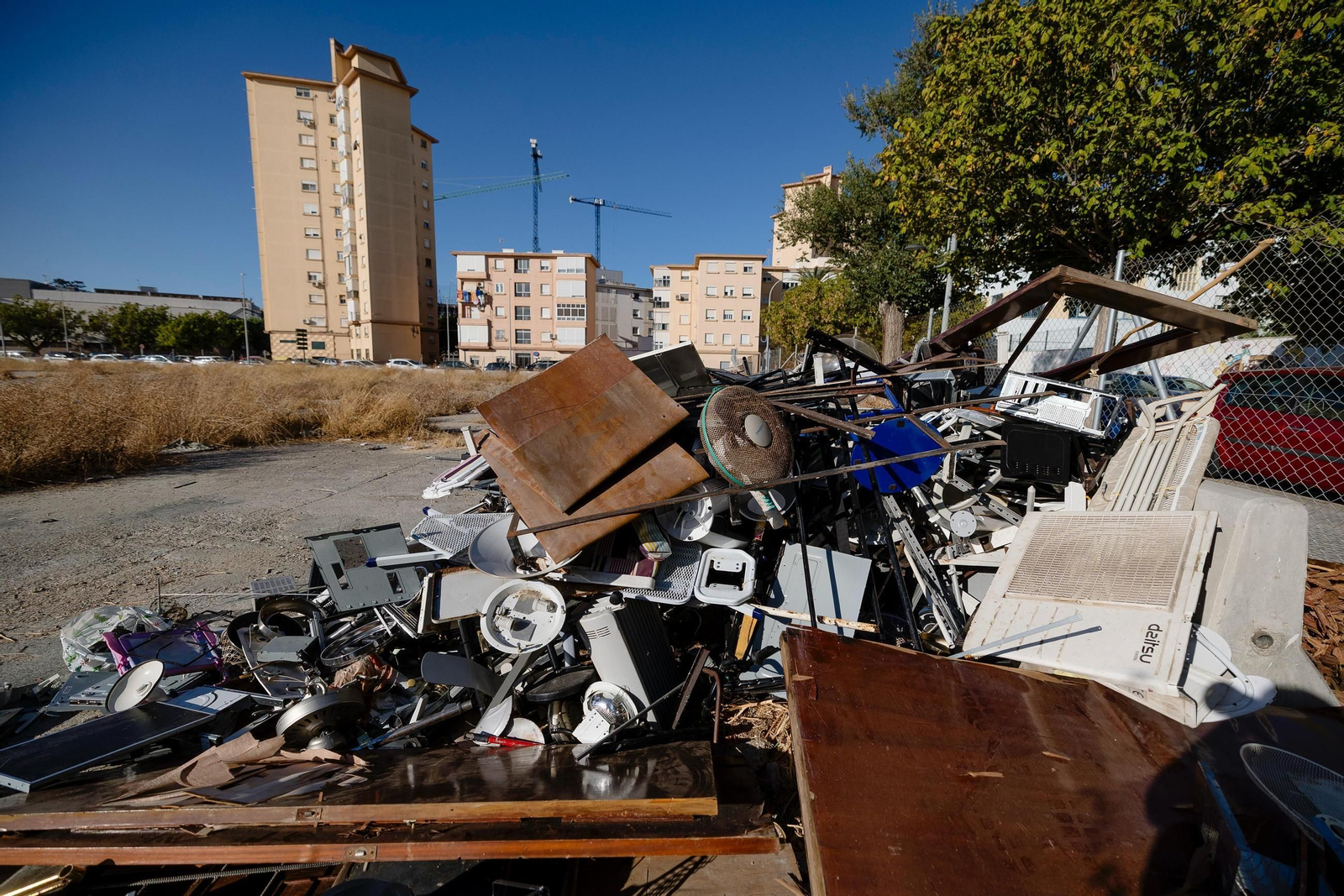 Basura acumulada en el solar destinado al nuevo Hospital