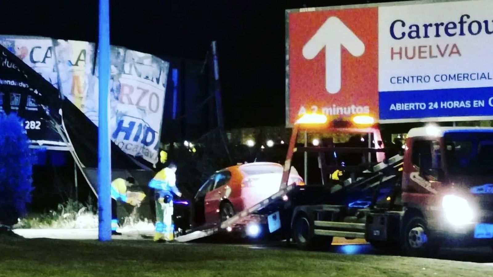 El vehículo tuvo que ser retirado por una grúa de la vía pública