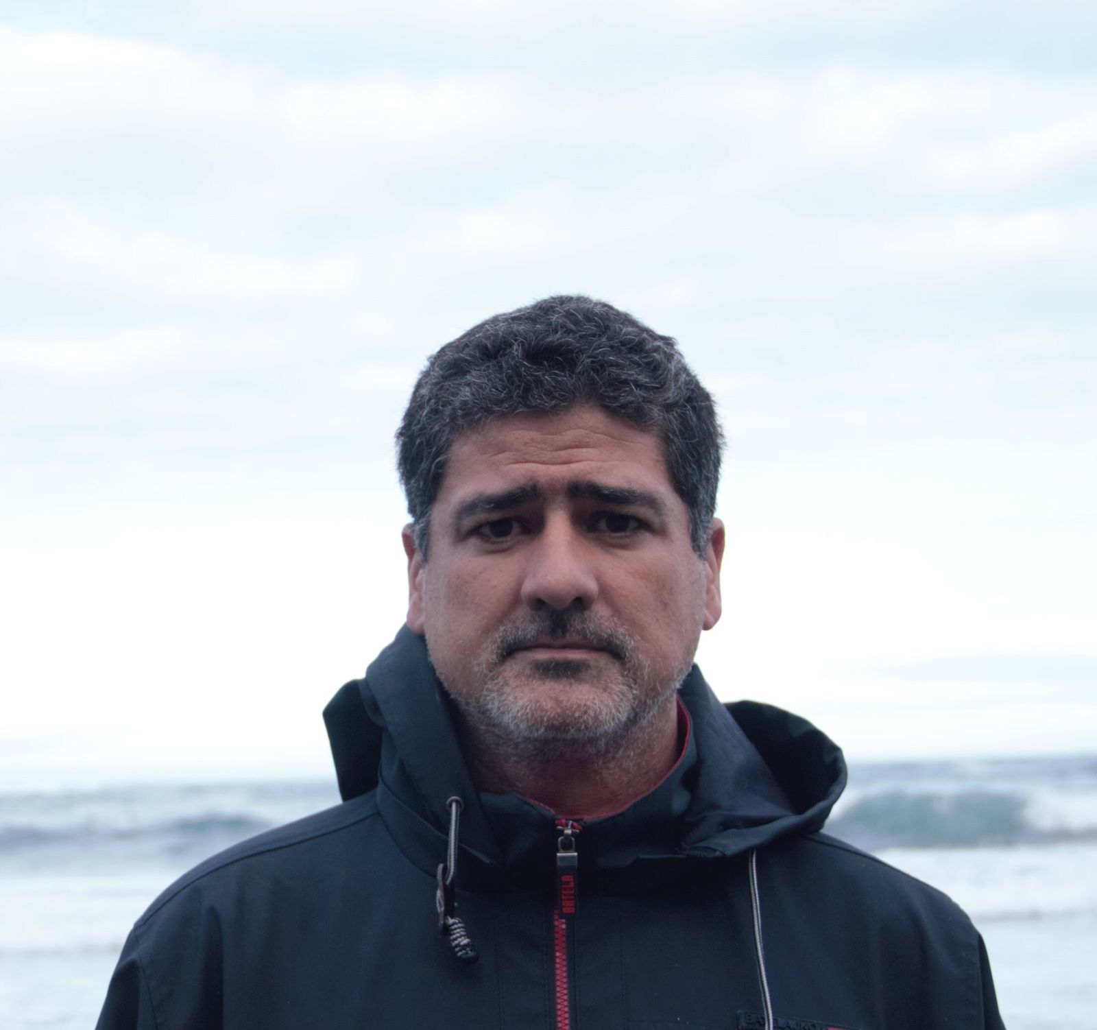 El escritor Ce Santiago (Cádiz, 1977)