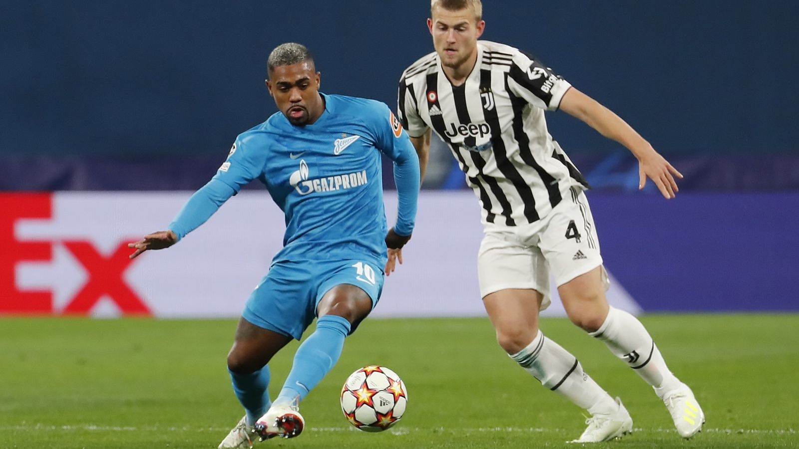 Malcom es presionado por el central de la Juventus Matthijs de Ligt.