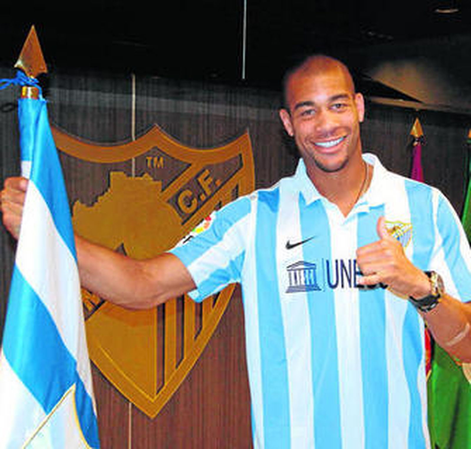 Onyewu sonríe en las oficinas del Málaga tras pasar reconocimiento.