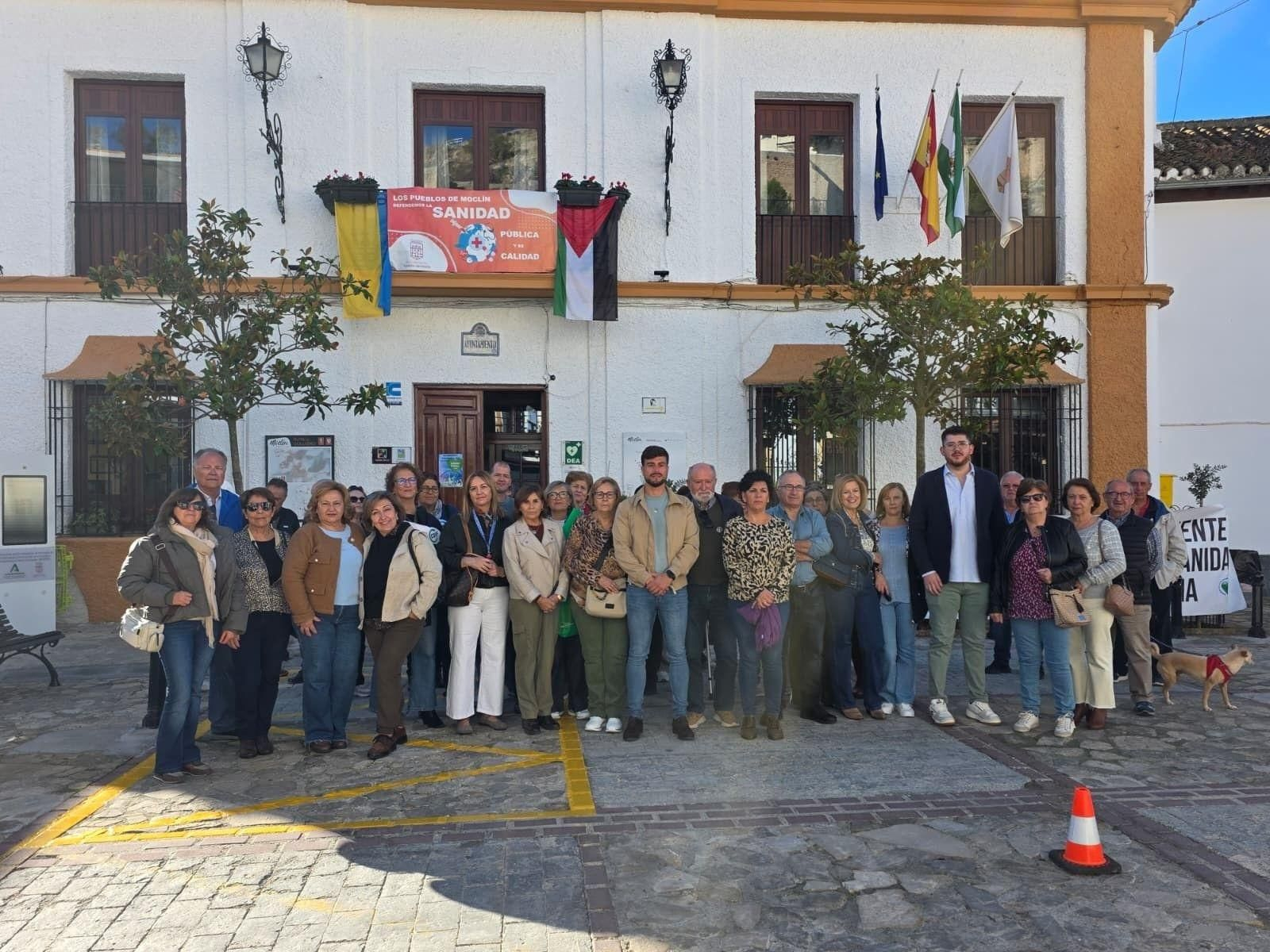 El alcalde de Moclín, Marco Pérez, en el centro en la imagen, junto a varios de los concentrados