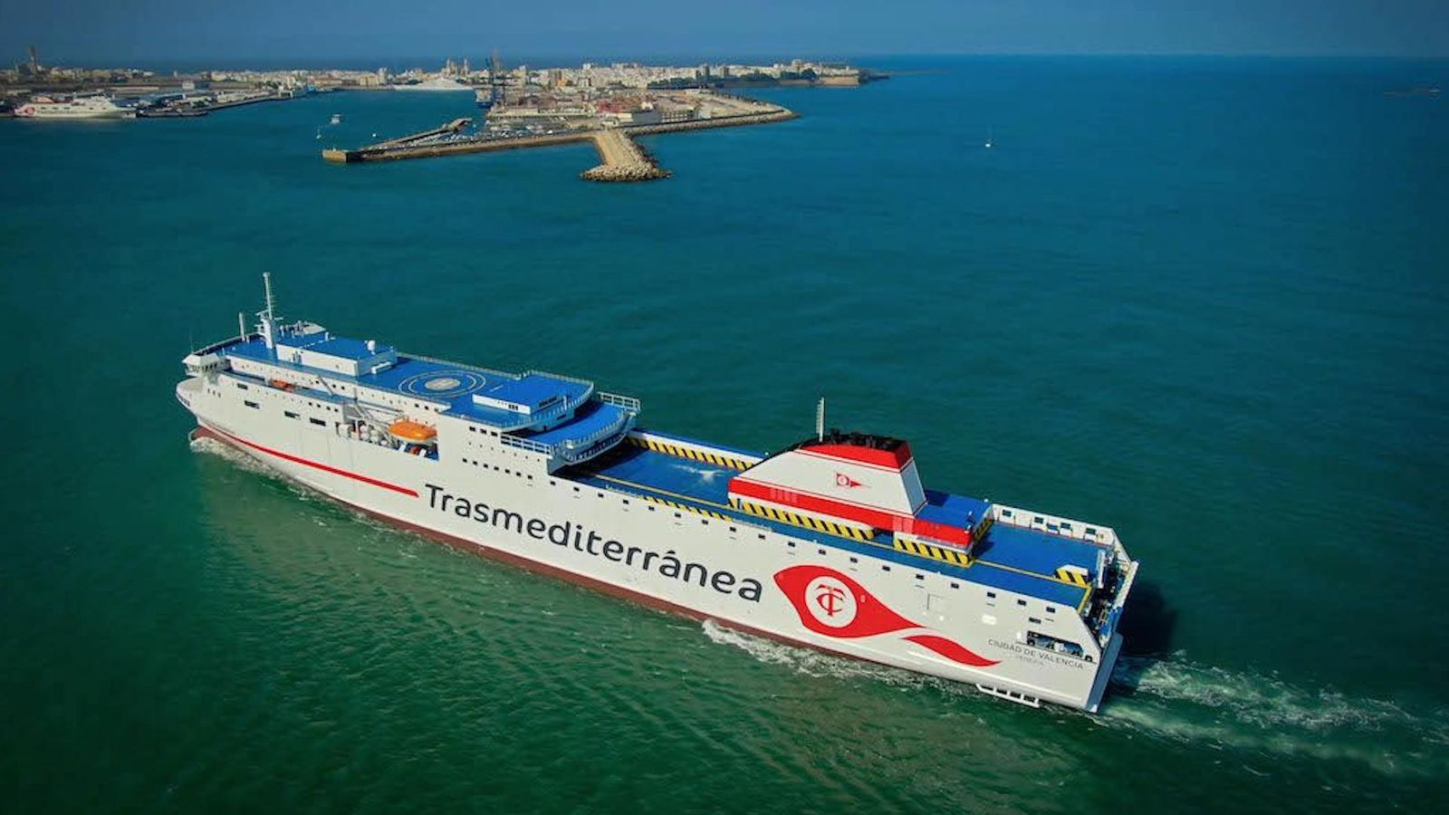 El buque de Armas Trasmediterránea 'Ciudad de Valencia' llegando a Cádiz