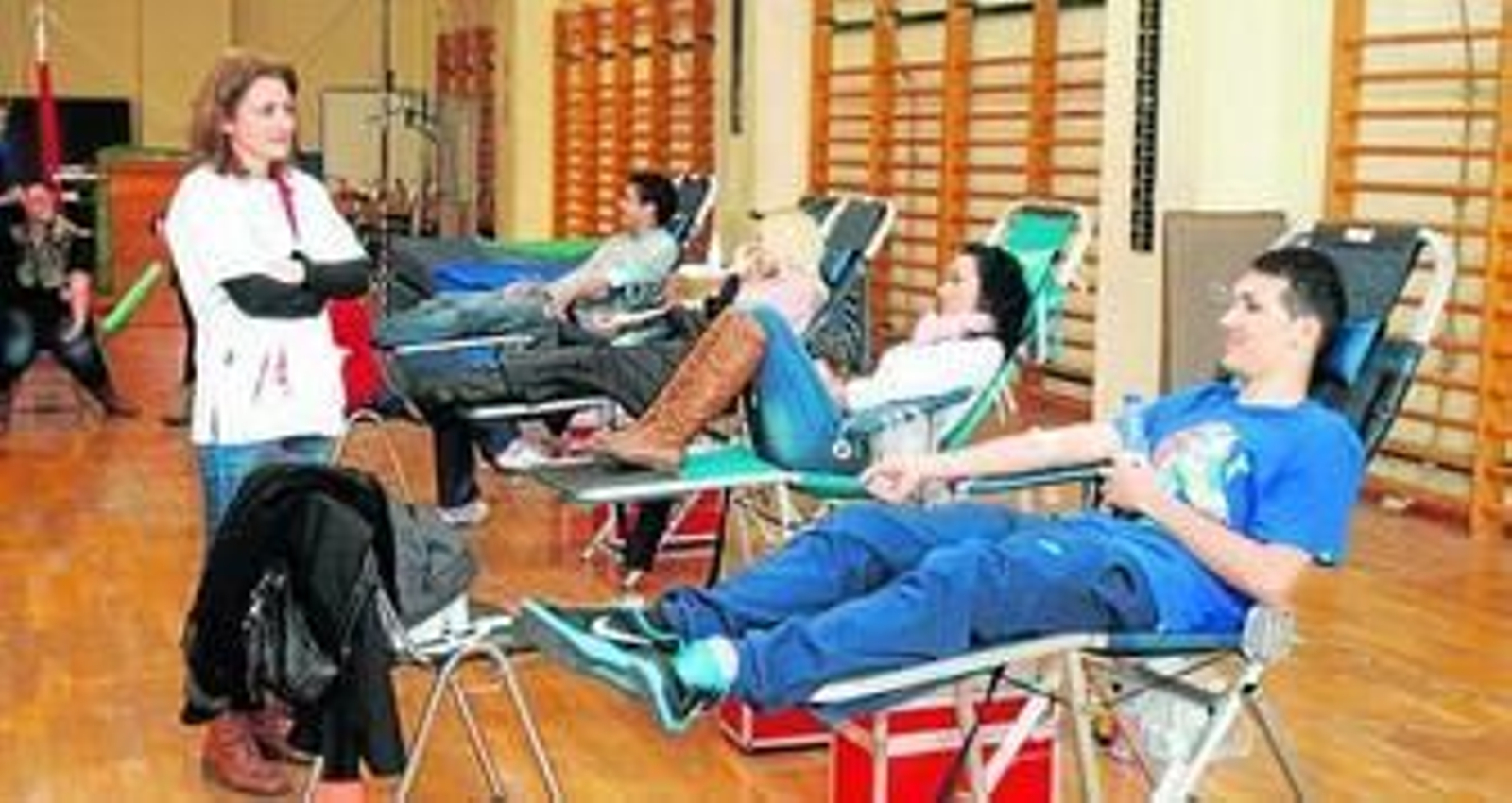 La profesional del Centro de Transfusión acompaña a los donantes.