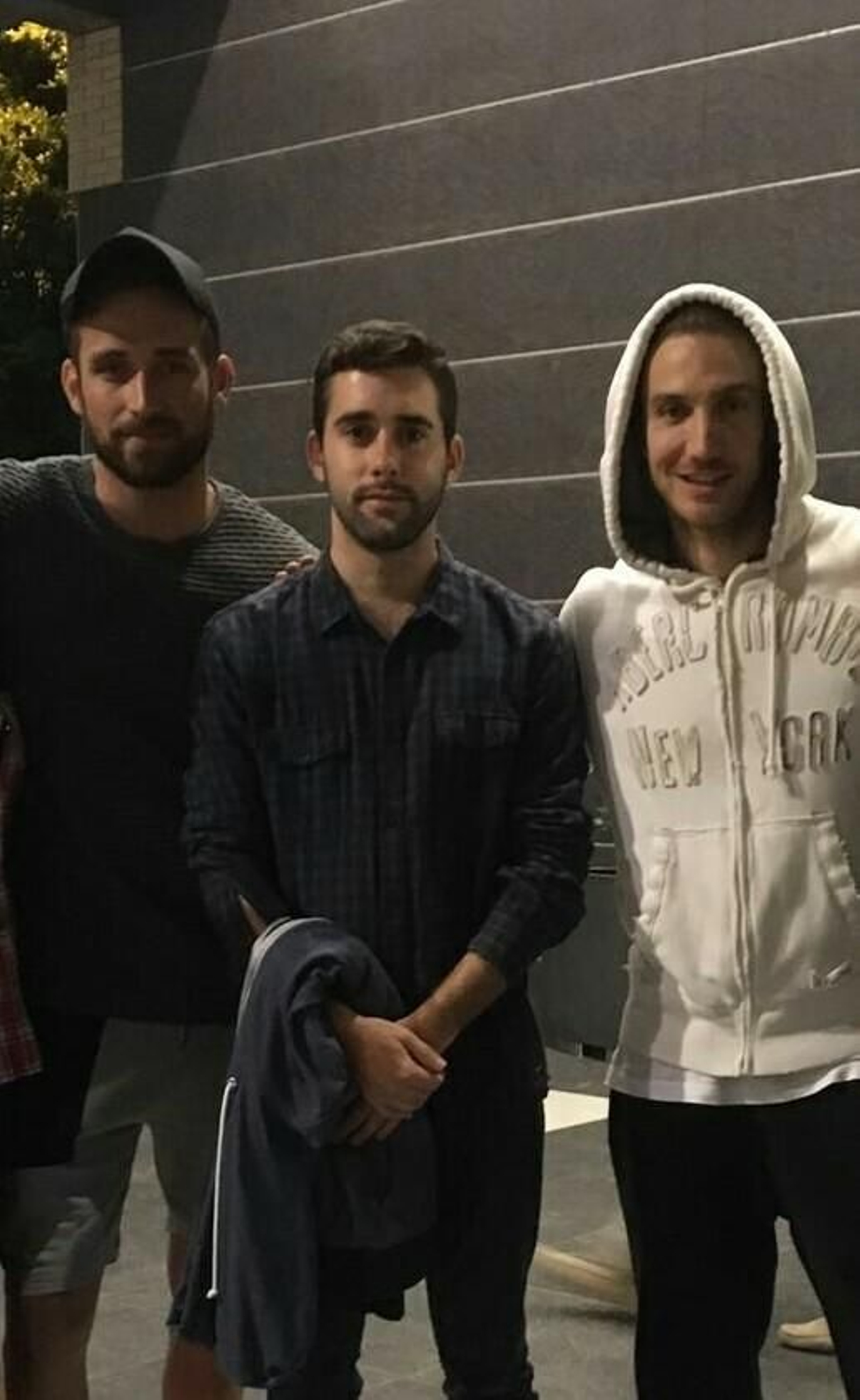 Raúl Parra con los actores son Mauricio Henao y Eugenio Siller.