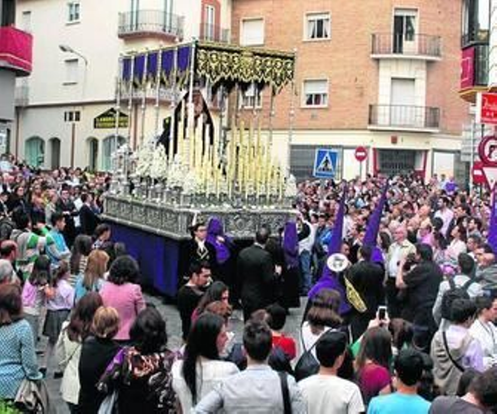 El magnífico paso de misterio, a punto de abandonar el porche de San Pedro.