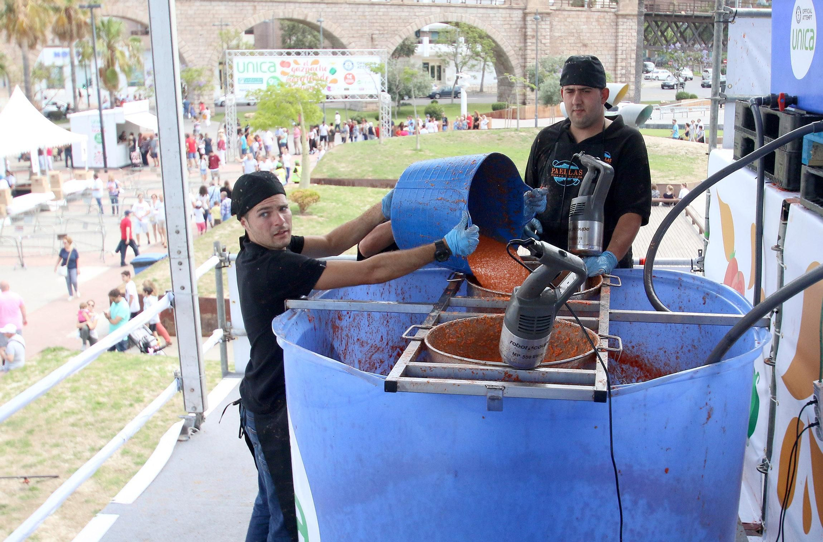 Fotogalería del récord Guinnes del gazpacho más grande del mundo