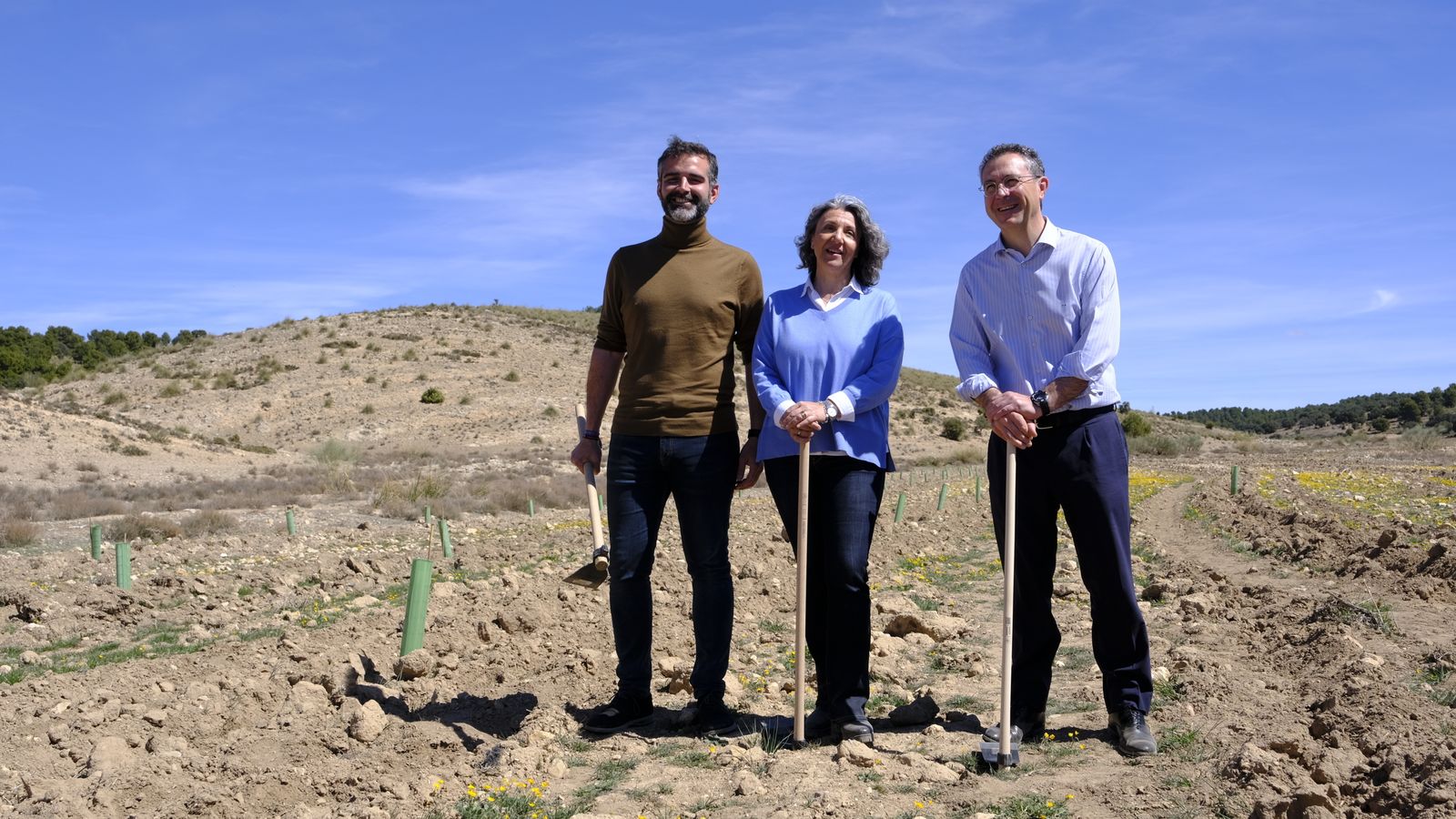 Ramón Fernández- Pacheco y Eduardo Baamonde tras plantar los primeros árboles.