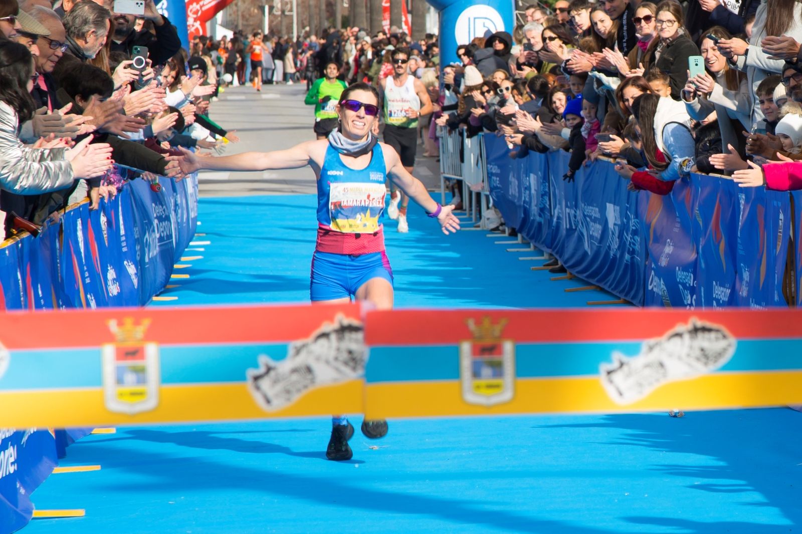 Tamara Pérez, ganadora femenina, entra en la línea de meta.