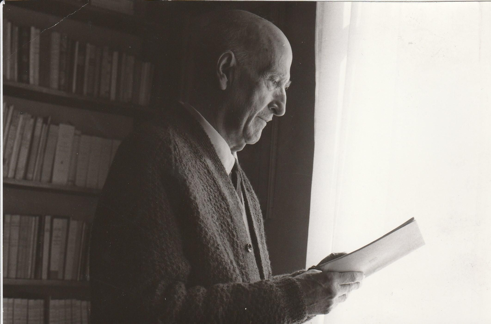 Vicente Aleixandre  leyendo en su hogar de Madrid