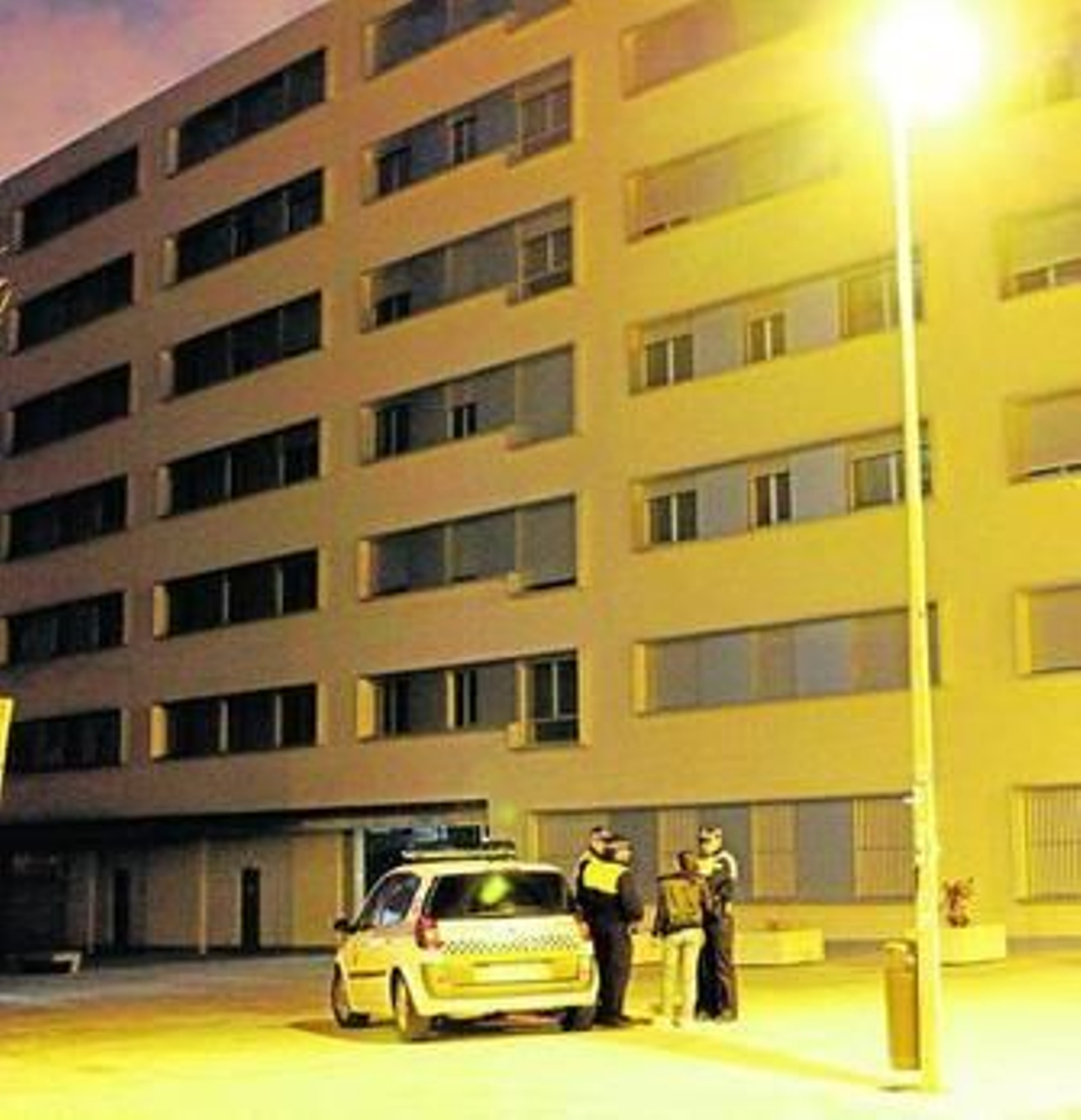 La Policía Local controló ayer de nuevo los accesos a los edificios de Nuevo Amate.