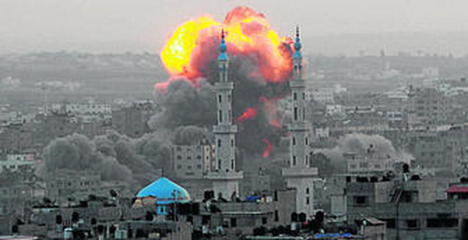 Misiles del Ejército israelí impactan ayer en un barrio de Gaza.