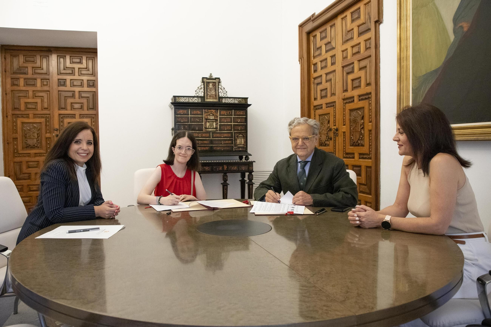 Firma de convenios de bienestar social de la Diputación.