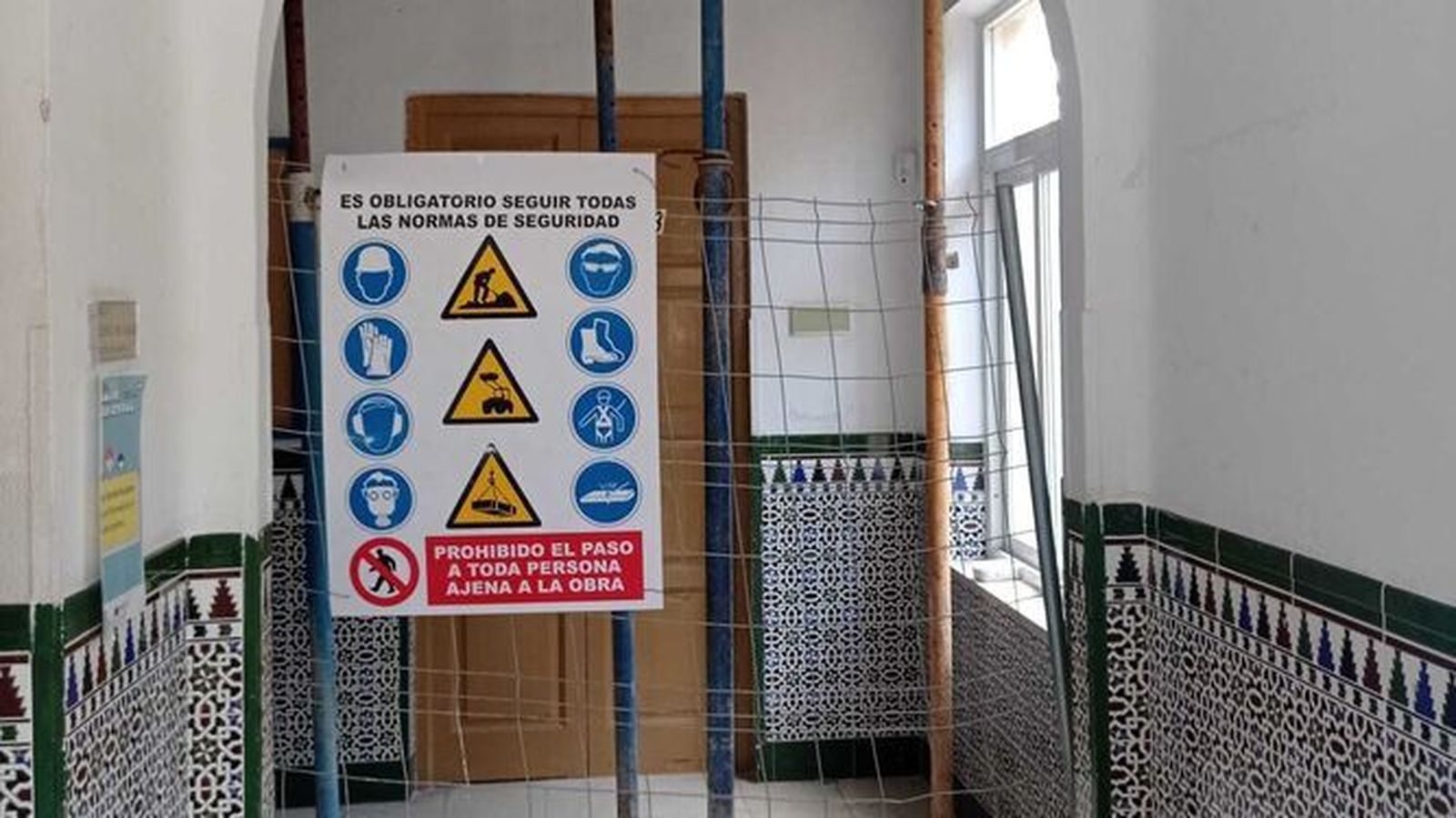 Interior apuntalado del colegio Domingo Lozano antes de cerrar.