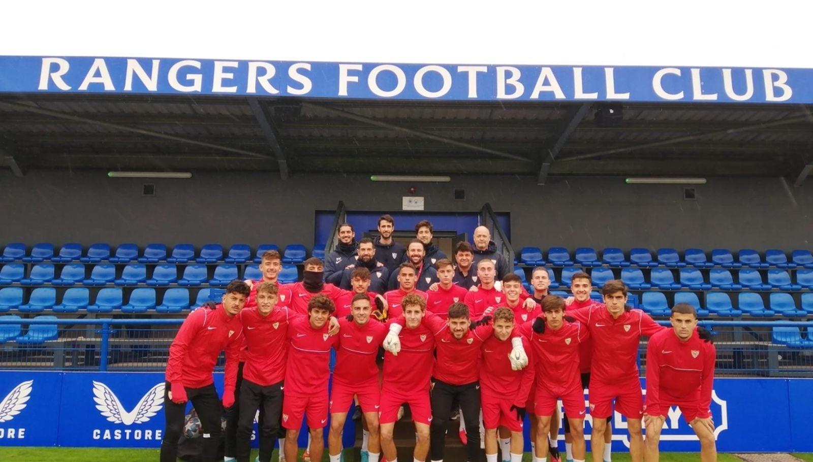 Los expedicionarios sevillistas posan en las instalaciones del Rangers.