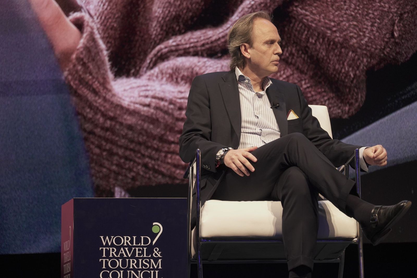 Enrique Ybarra, CEO y fundador de City Sightseeing, participa en un panel en la cumbre del WTTC en Cancún.