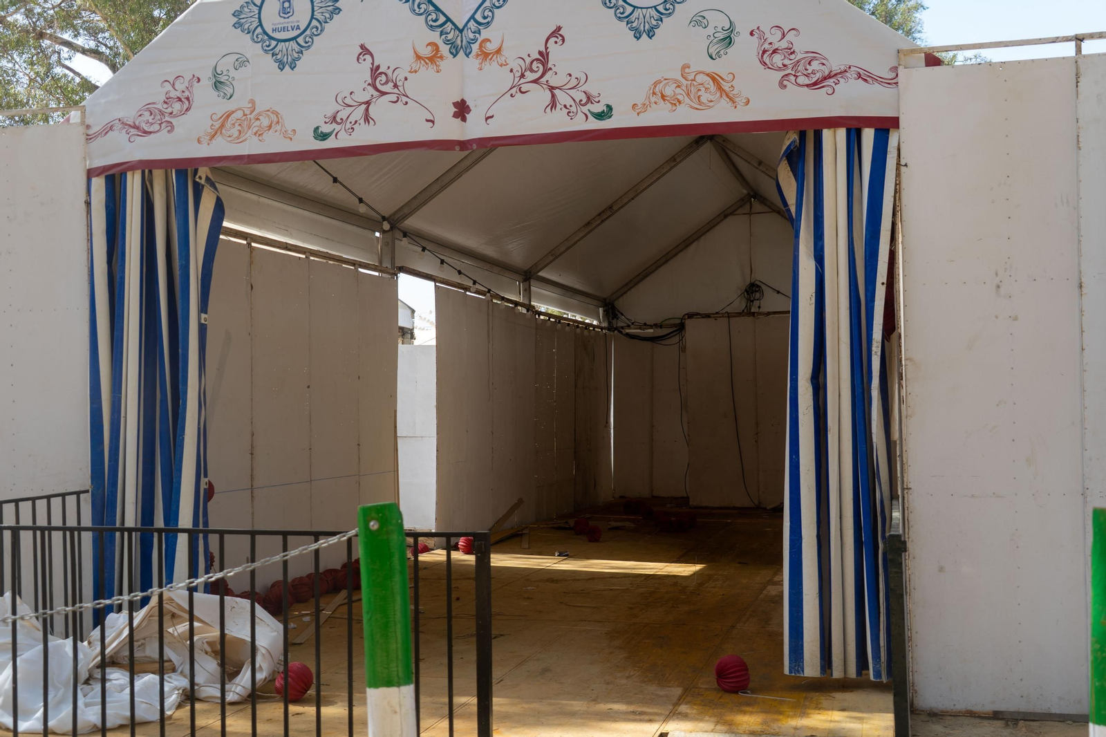 Imágenes de la recogida de las casetas de  Feria de Otoño y del Caballo