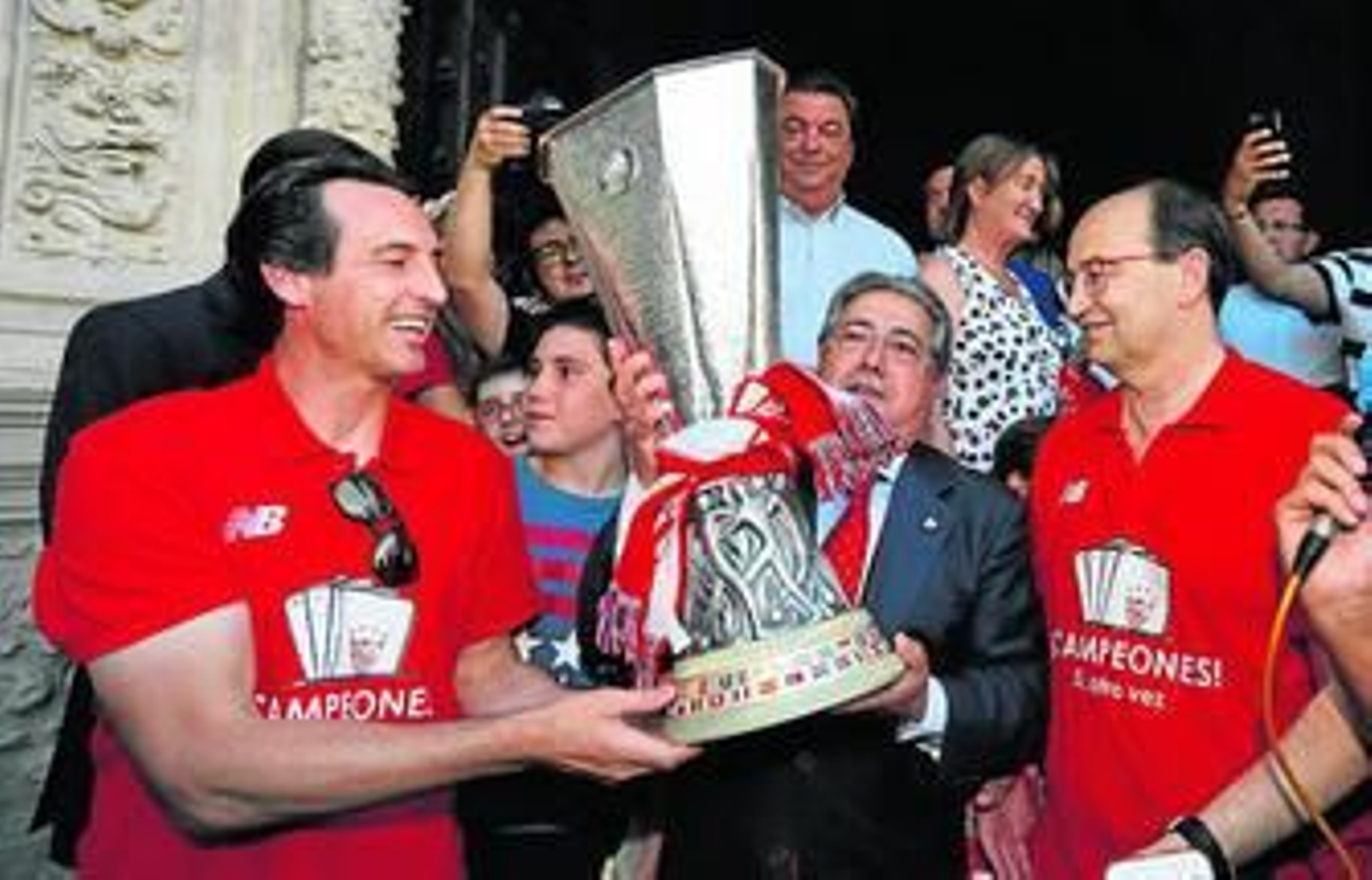 Emery sostiene la Copa junto al alcalde y al presidente en el Ayuntamiento.