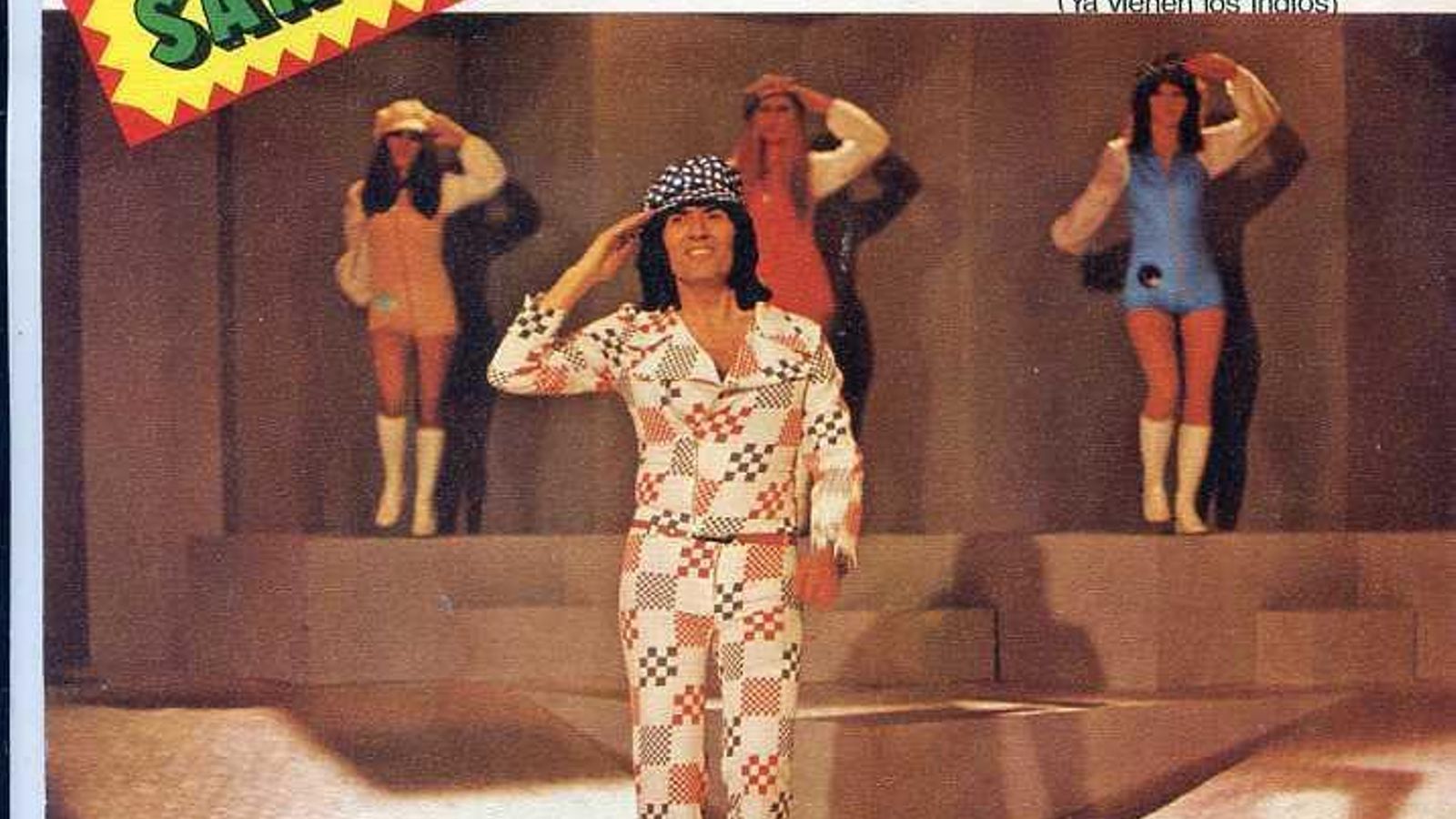 Otro de sus coloridos estilismos.