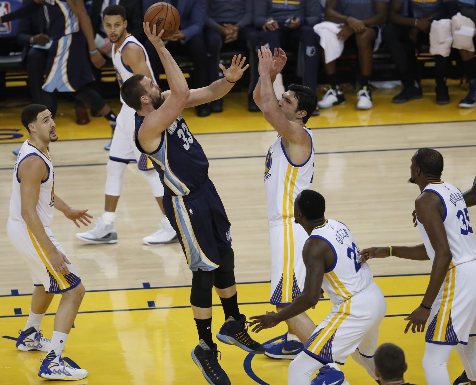 Marc Gasol ensaya el tiro a canasta rodeado de rivales de los Warriors.