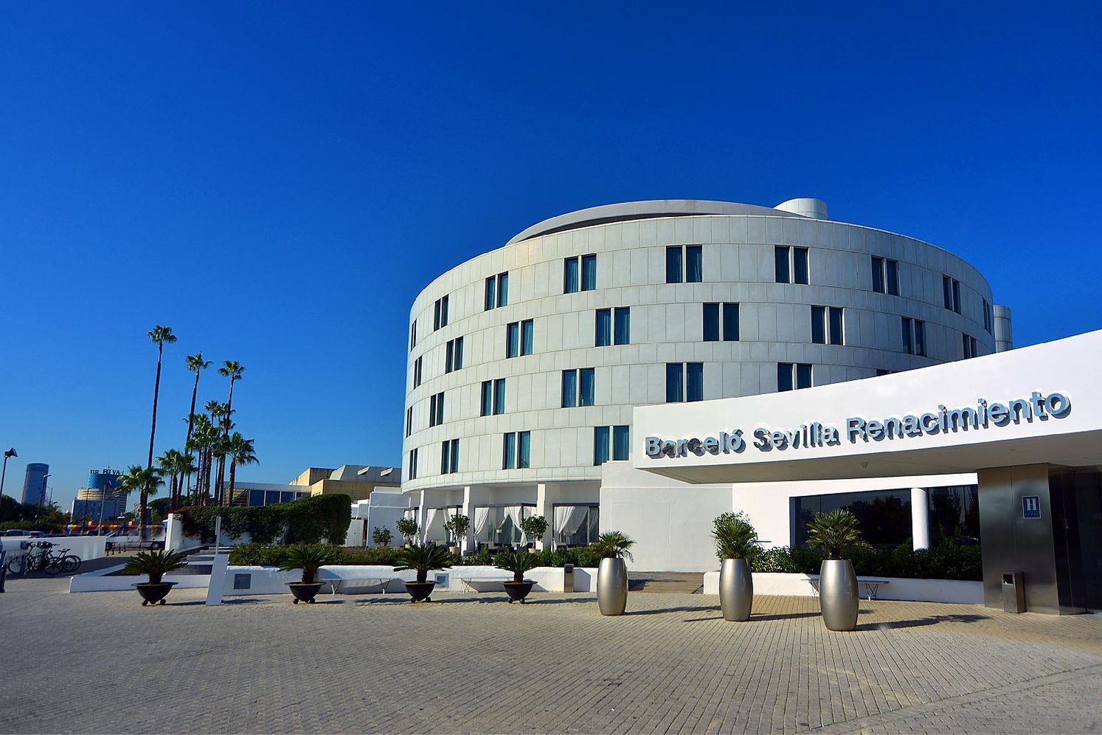Fachada principal del Hotel Barceló Renacimiento Sevilla.