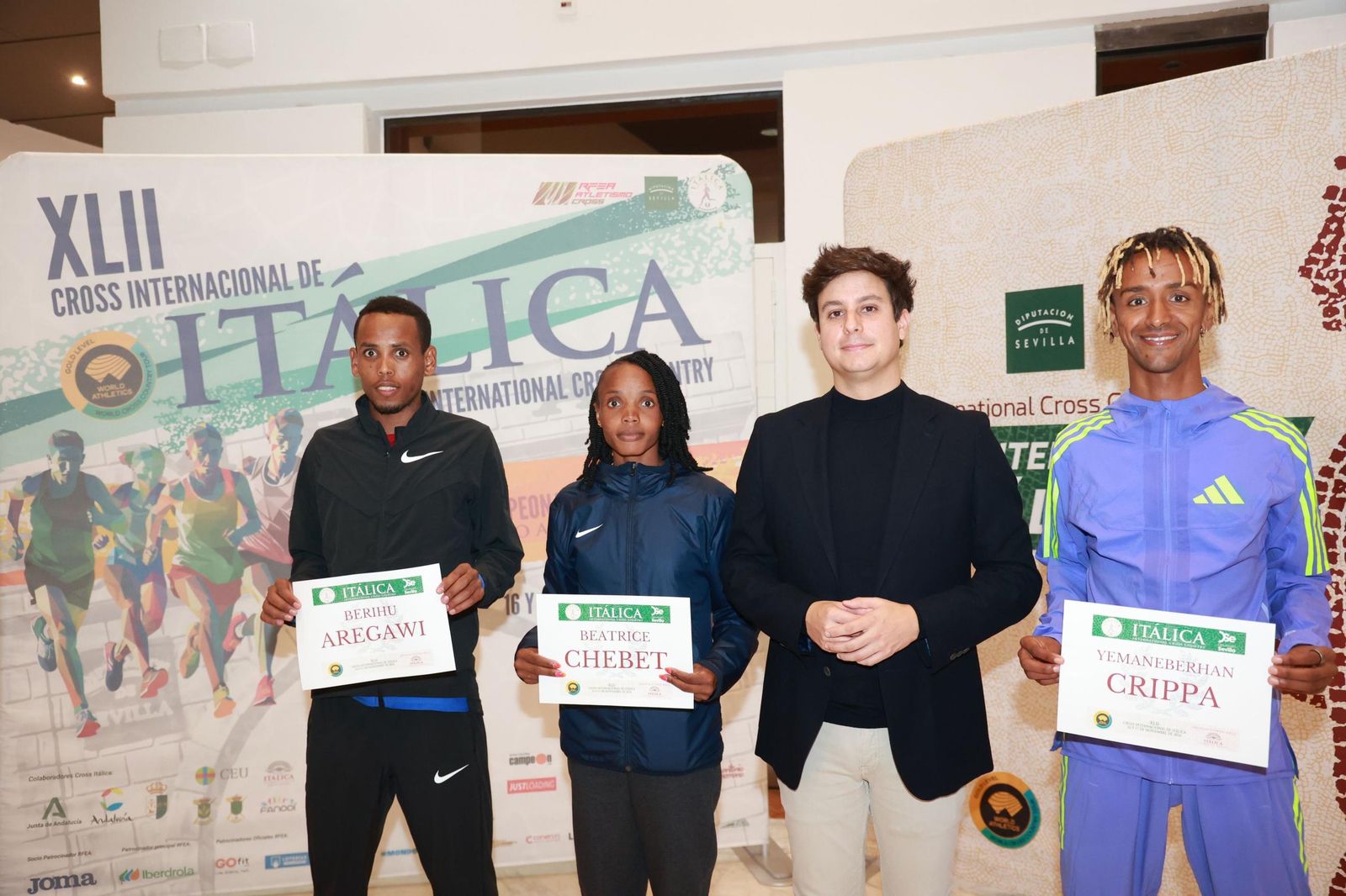 El etíope Berihu Aregawi y la keniana Beatrice Chebet, junto a Casimiro Fernández, diputado provincial de Cultura y Ciudadanía.