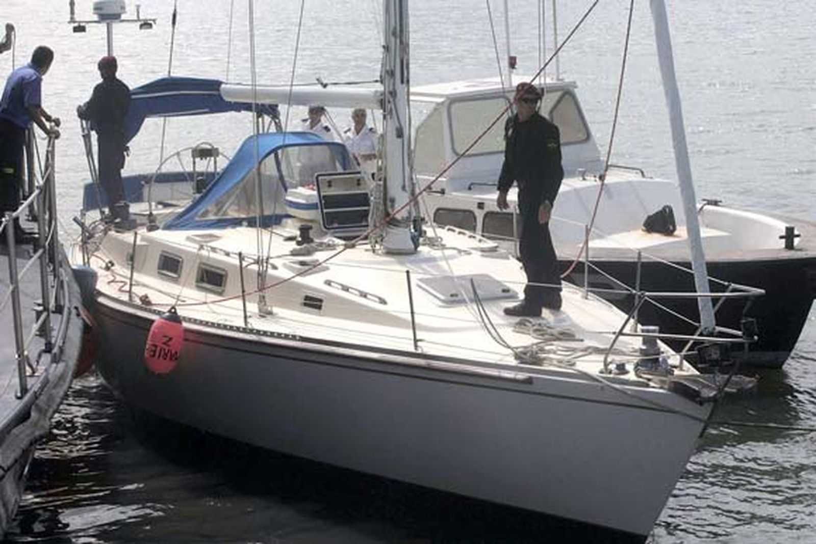 Llega al puerto de Cádiz el velero con 800 kilos de cocaína interceptado en alta mar