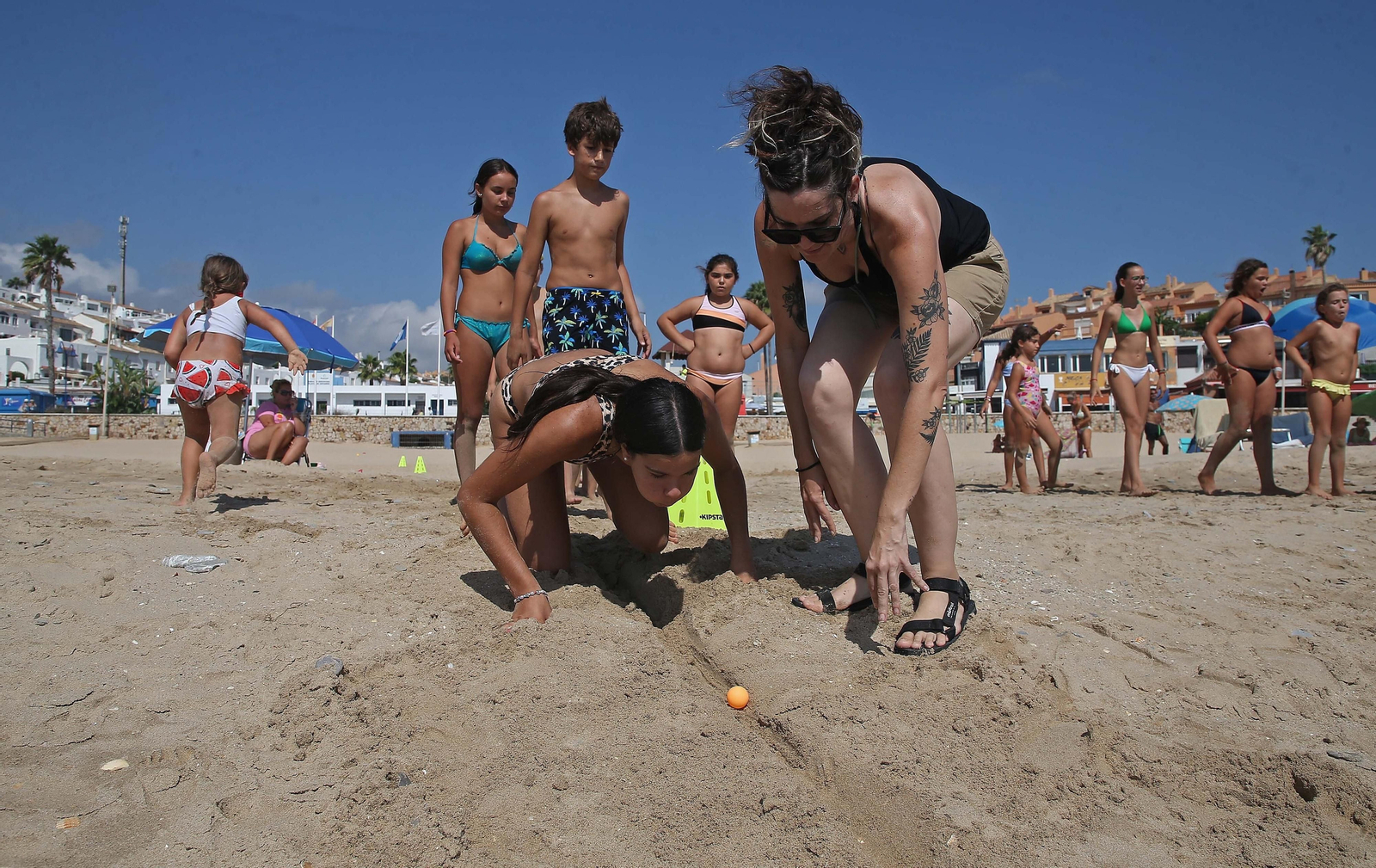 Fotos de las actividades de 'Emociónate con Barrio Vivo' en la playa de Getares