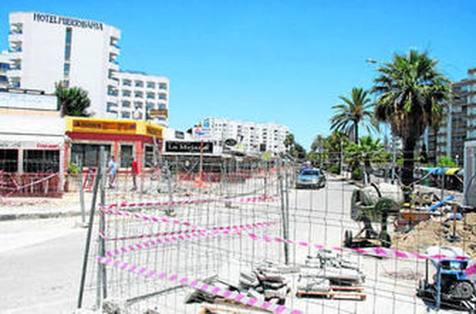 Las obras de la Avenida de la Paz, en Valdelagrana, han provocado críticas entre los vecinos y resignación entre los comerciantes.