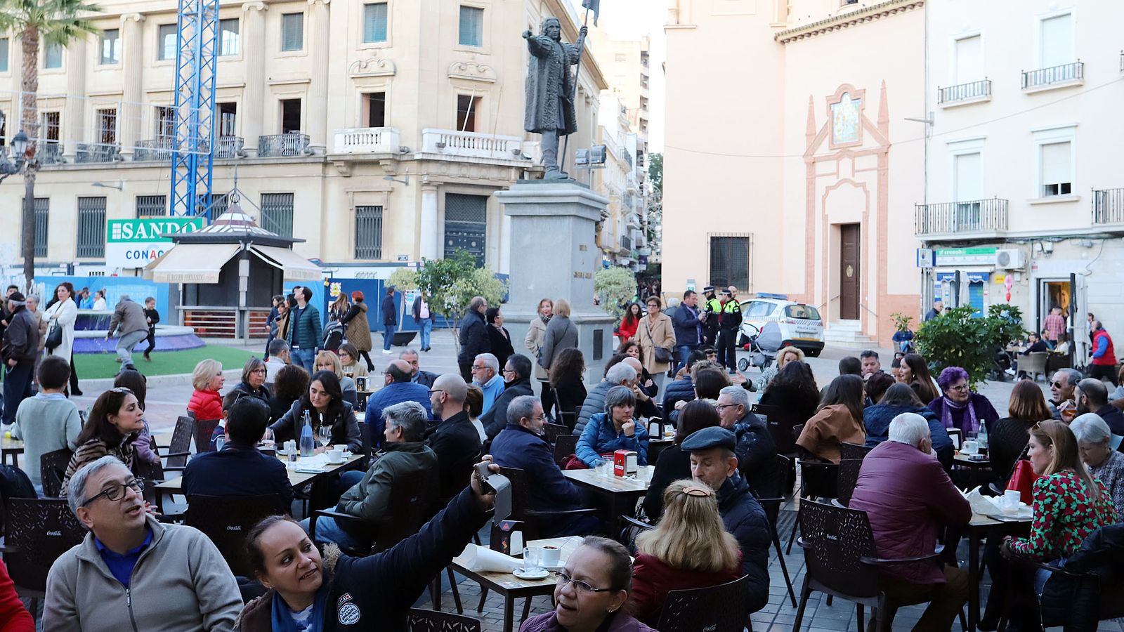 Una terraza repleta de personas en la Plaza de las Monjas.