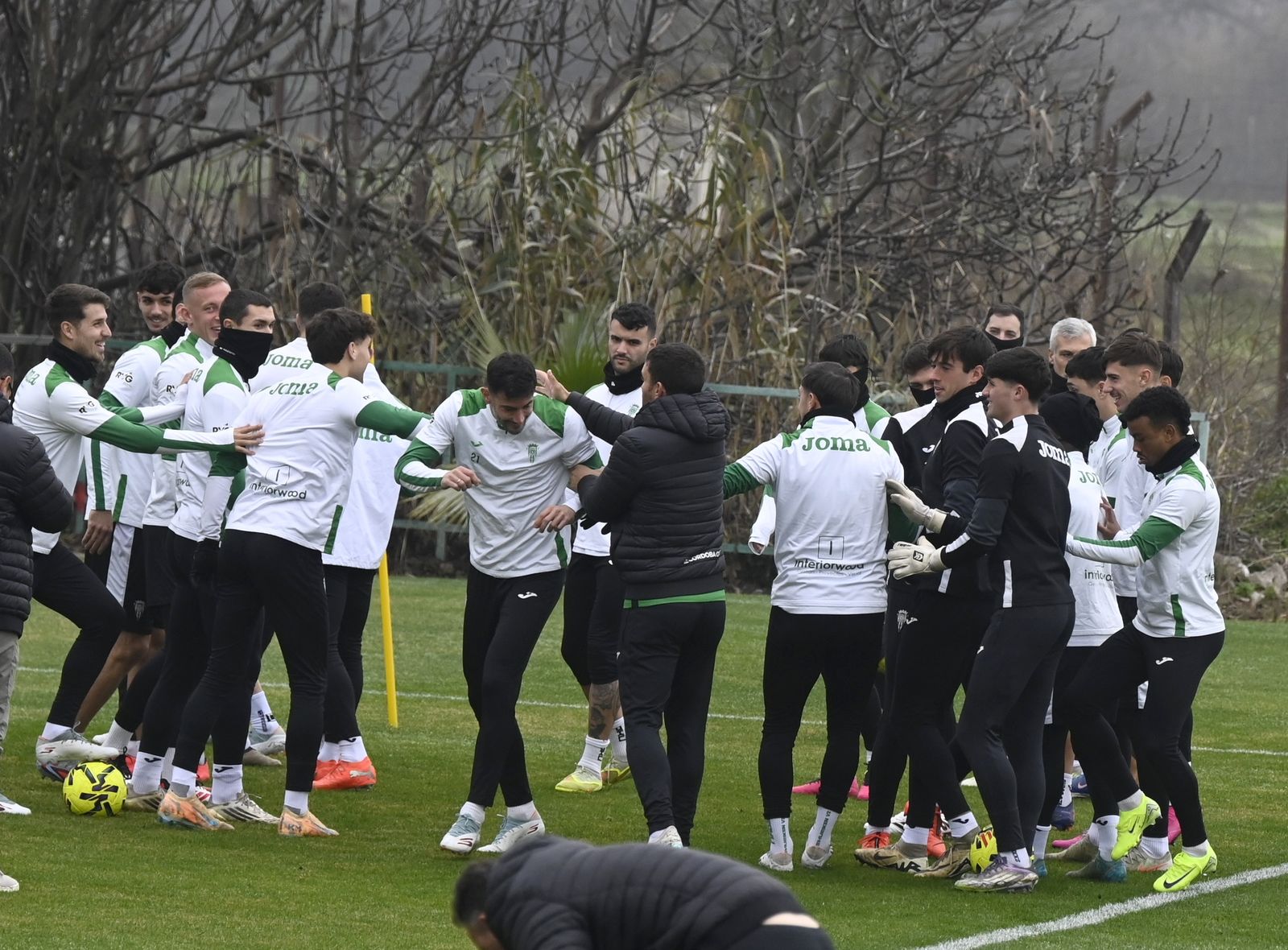 Los jugadores del Córdoba CF bromean durante un entrenamiento en la Ciudad Deportiva.