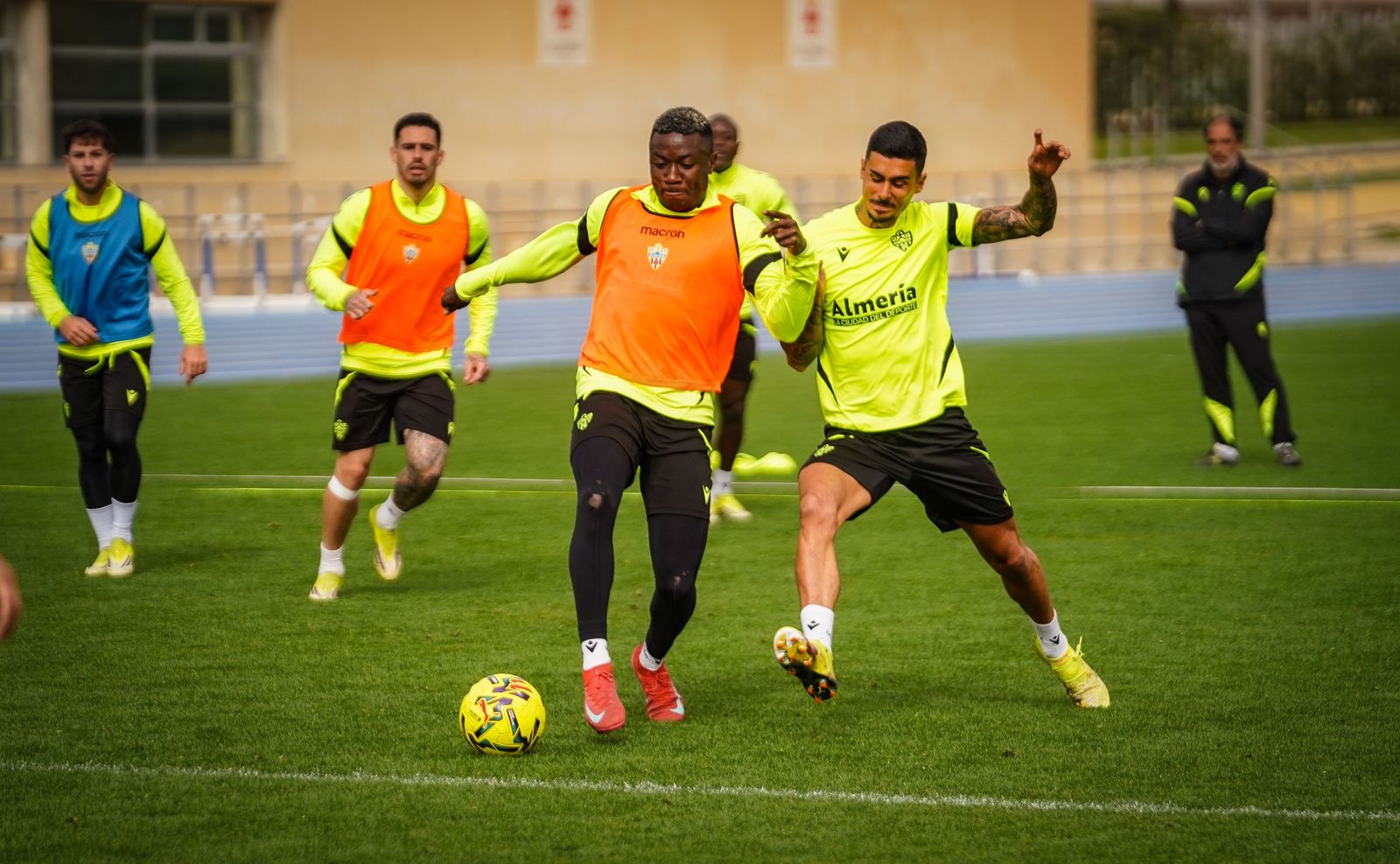 Chumi trata de arrebatarle el balón a Soko durante una acción del entrenamiento llevado a cabo en el Anexo.