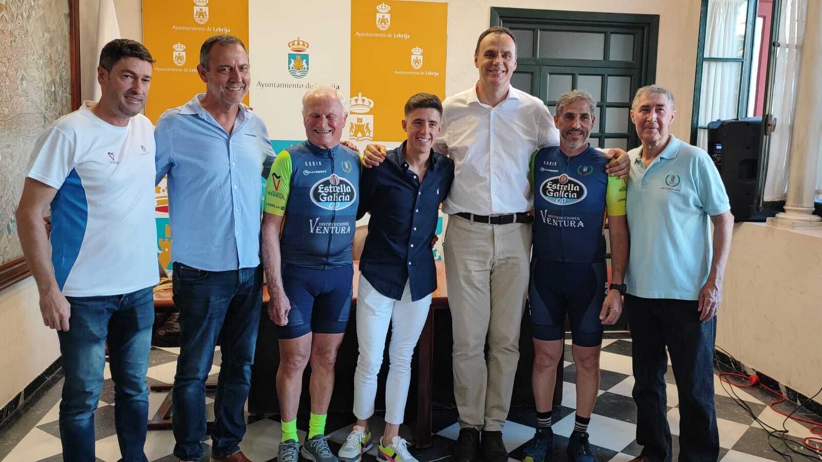 Juanpe López acompañado por miembros del Club Ciclista de Lebrija.