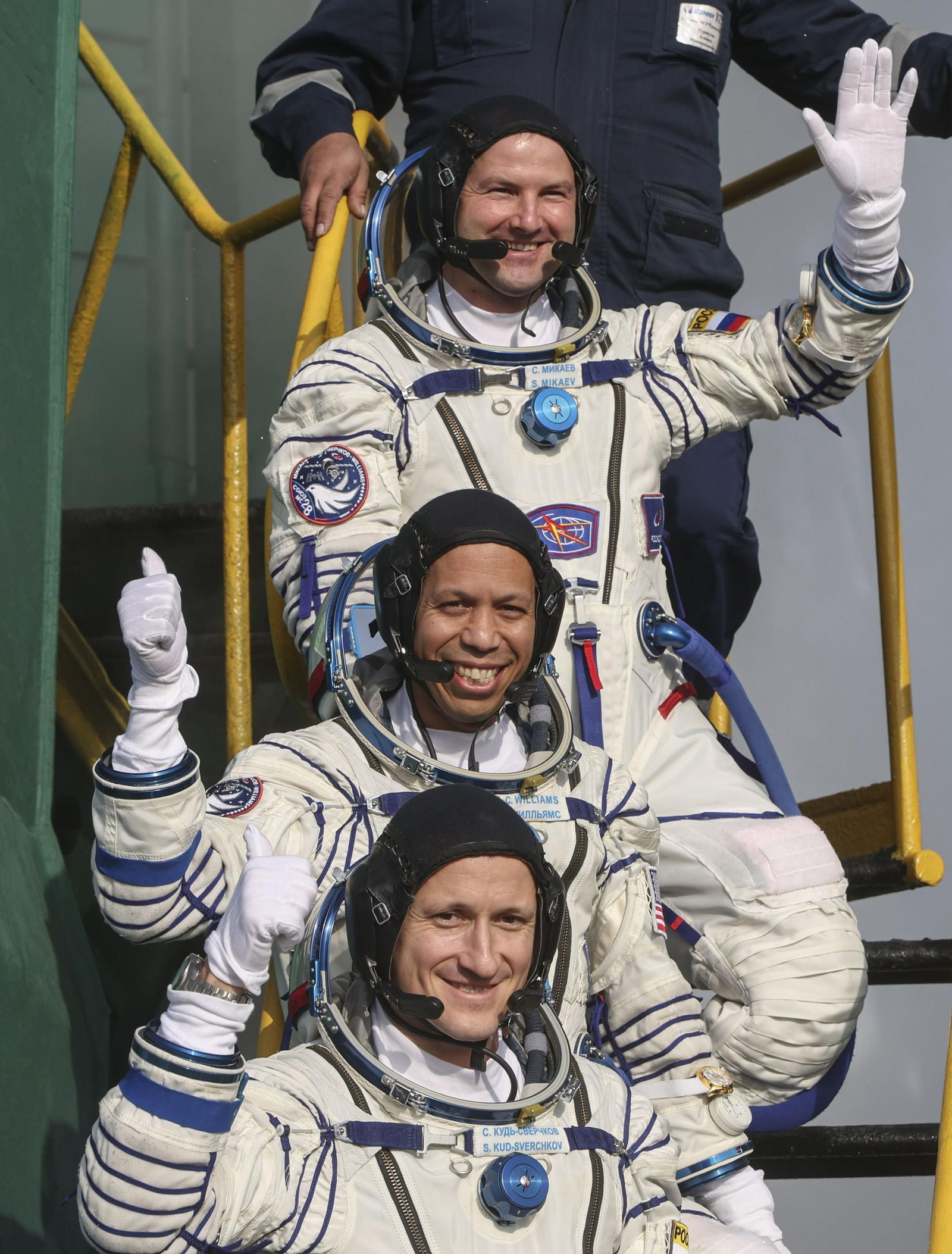 Los tres tripulantes de la Soyuz MS-28: el astronauta de la NASA Chris Williams (en el centro) y los rusos Sergey Mikaev y Sergey Sverchkov.