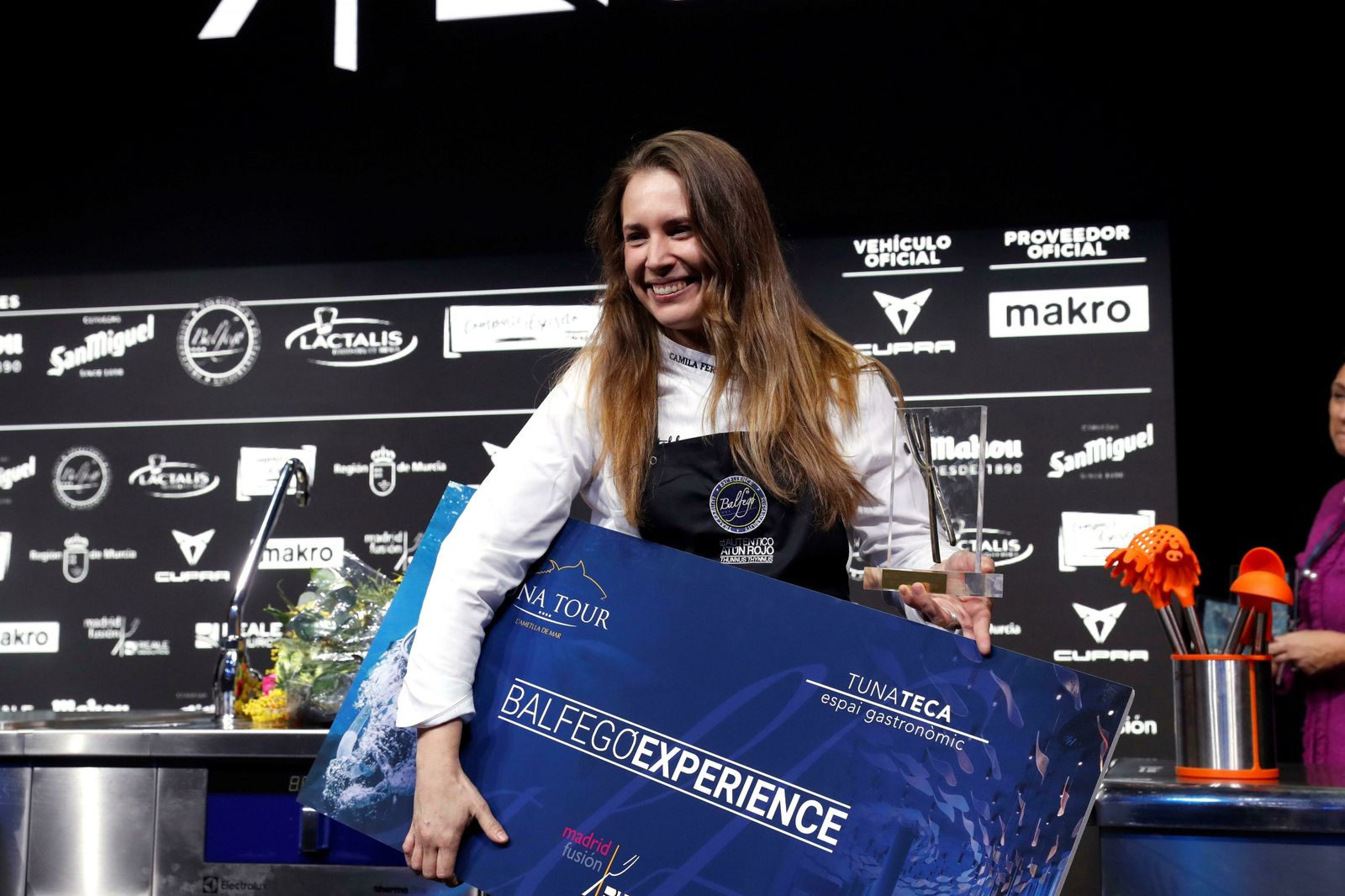 La sevillana Camila Ferraro posa con el Premio Cocinero Revelación de Madrid Fusión 2020