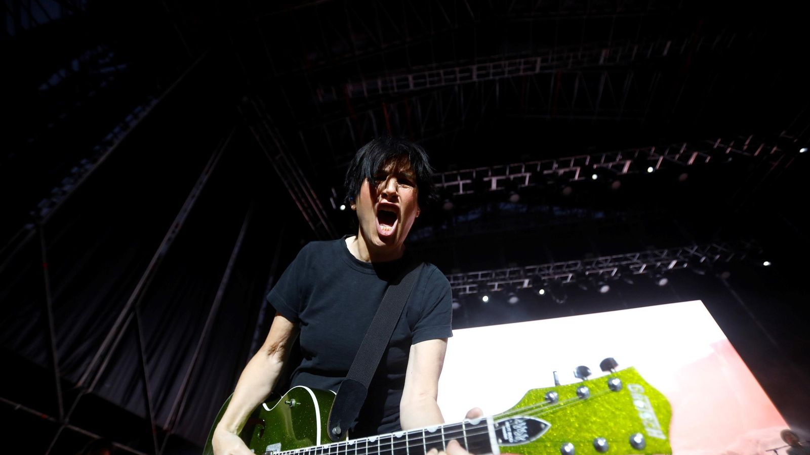 Primer plano de Sharleen Spiteri con su guitarra Gretsch de color verde