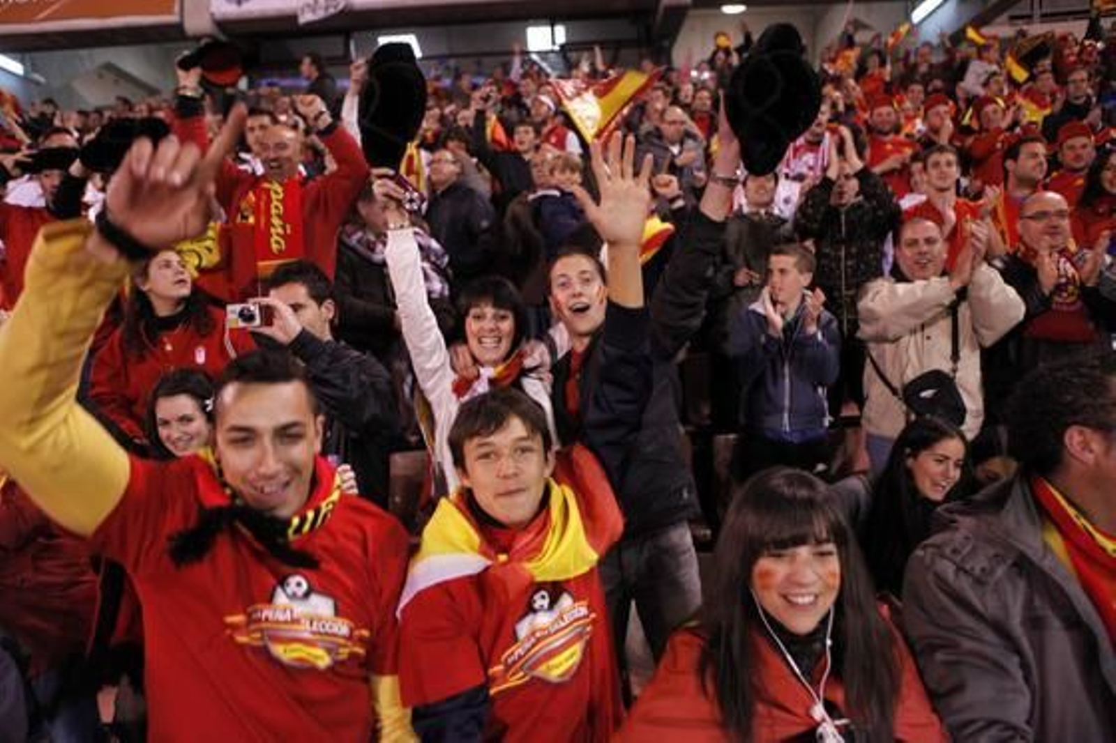 Los aficionados de la selección se volcaron con los jugadores en Granada.

Foto: Maria de la Cruz / Lucia Rivas