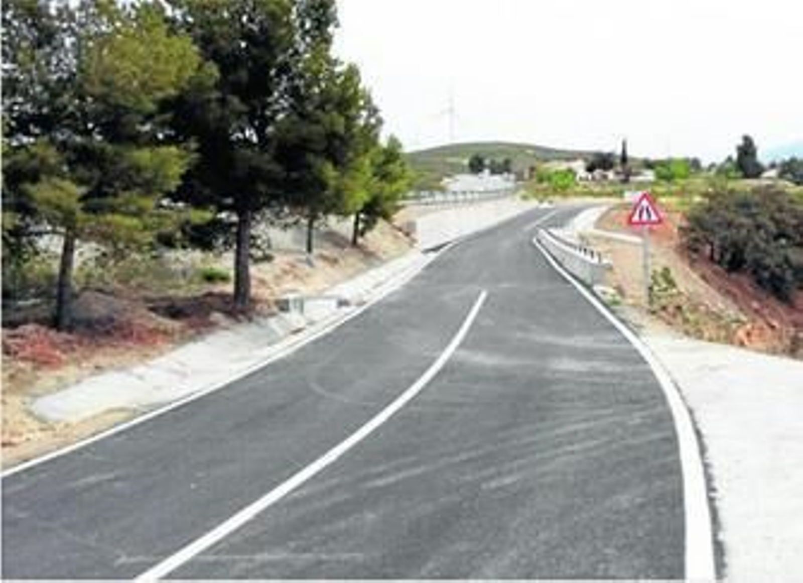 Así luce el tramo de la A-334 a su paso por el núcleo de Hijate (Alcóntar).