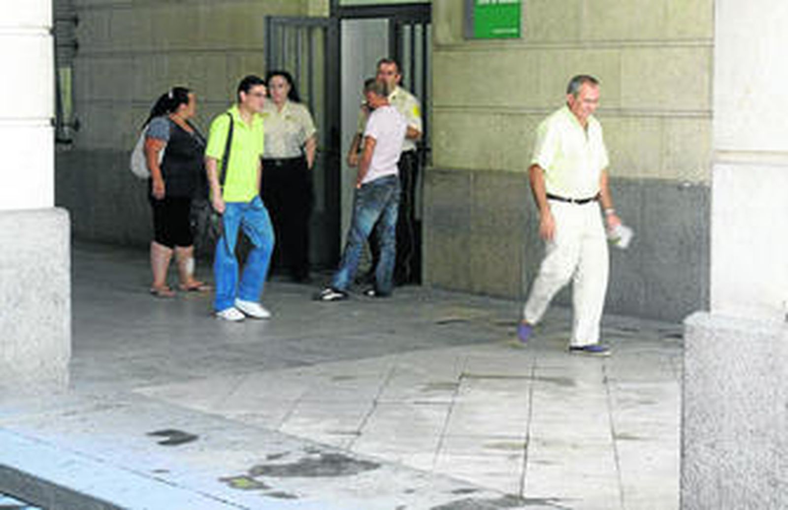 La puerta del juzgado de guardia donde cayó Jonathan Ortiz tras prenderse fuego.