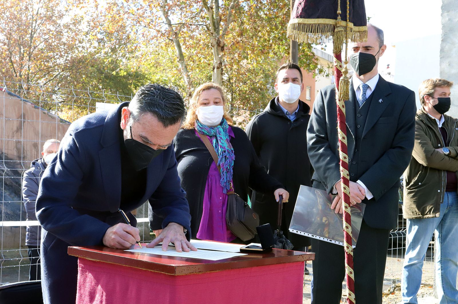 El Obispo de Huelva, Santiago Gómez, coloca la primera piedra de la nueva parroquia de Cristo Sacerdote, en imágenes