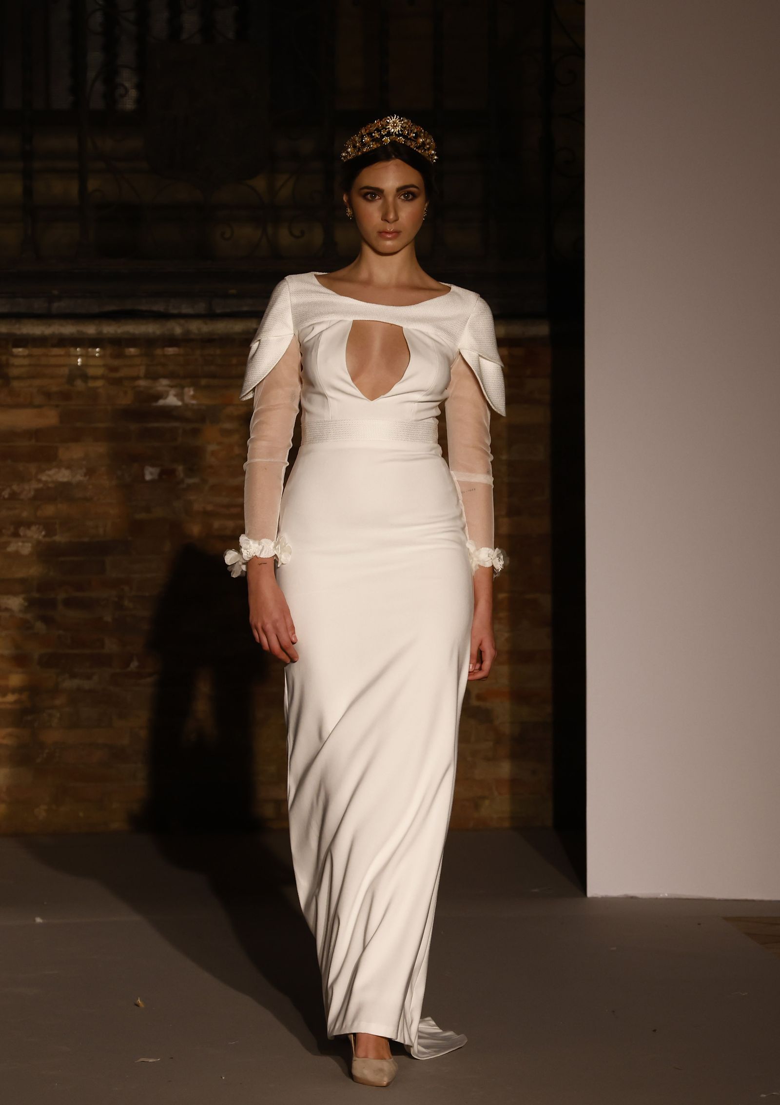 Las tendencias en vestidos de novia e invitada de la pasarela SIQ, en fotos