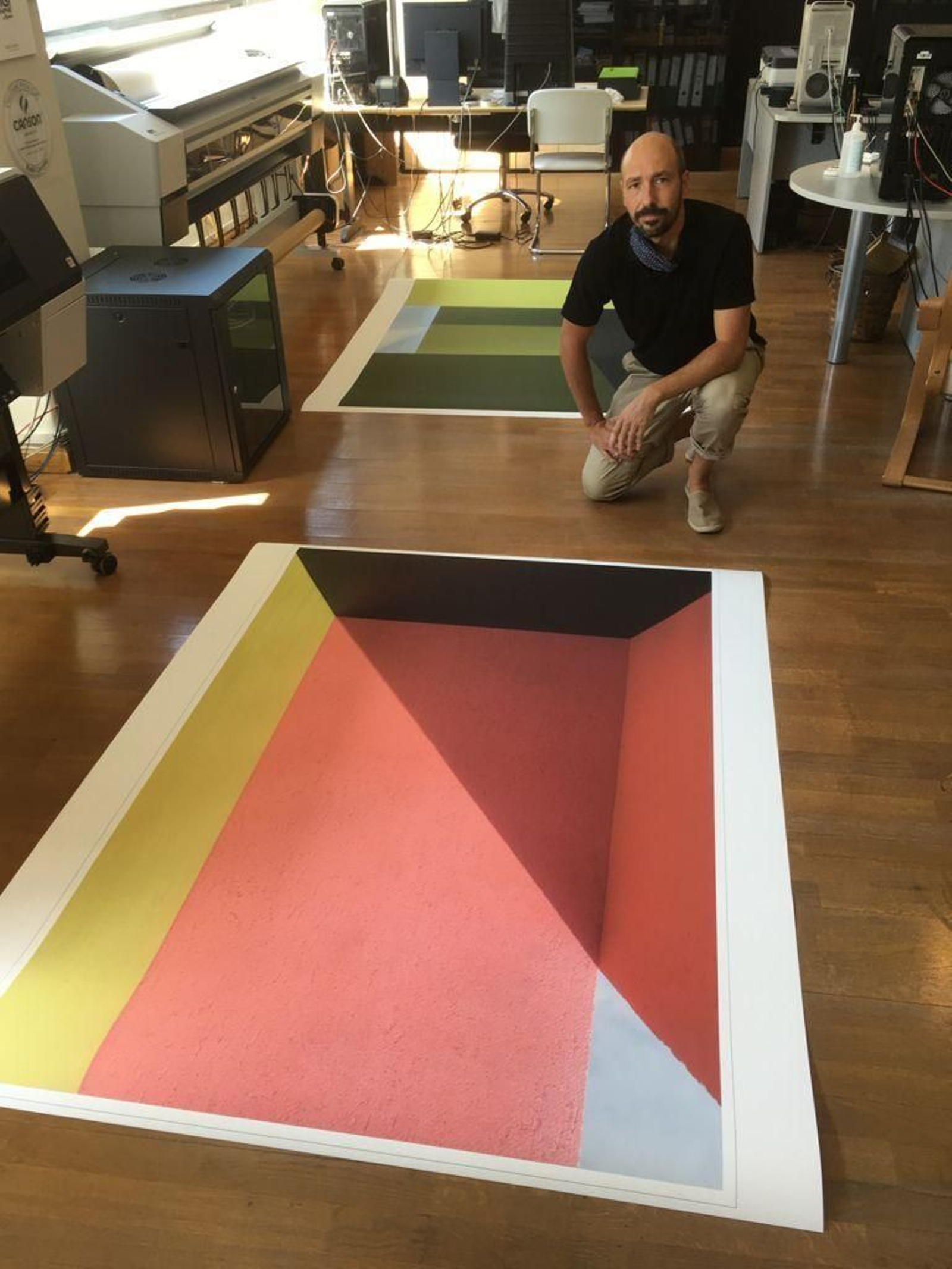 José Guerrero posa con una de sus obras.